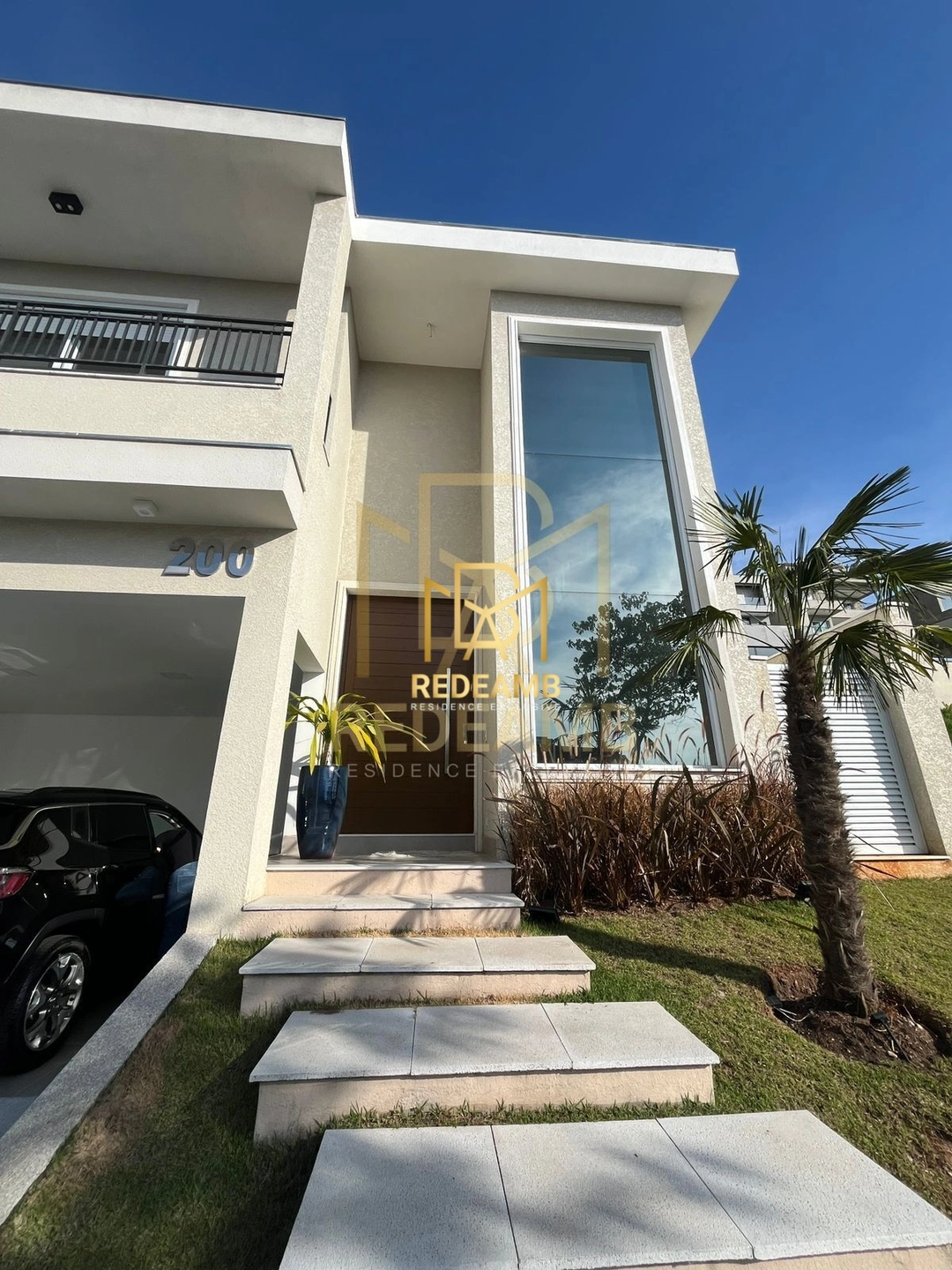 Casa Alto Padrão com 4 Suítes, Piscina e Energia Solar