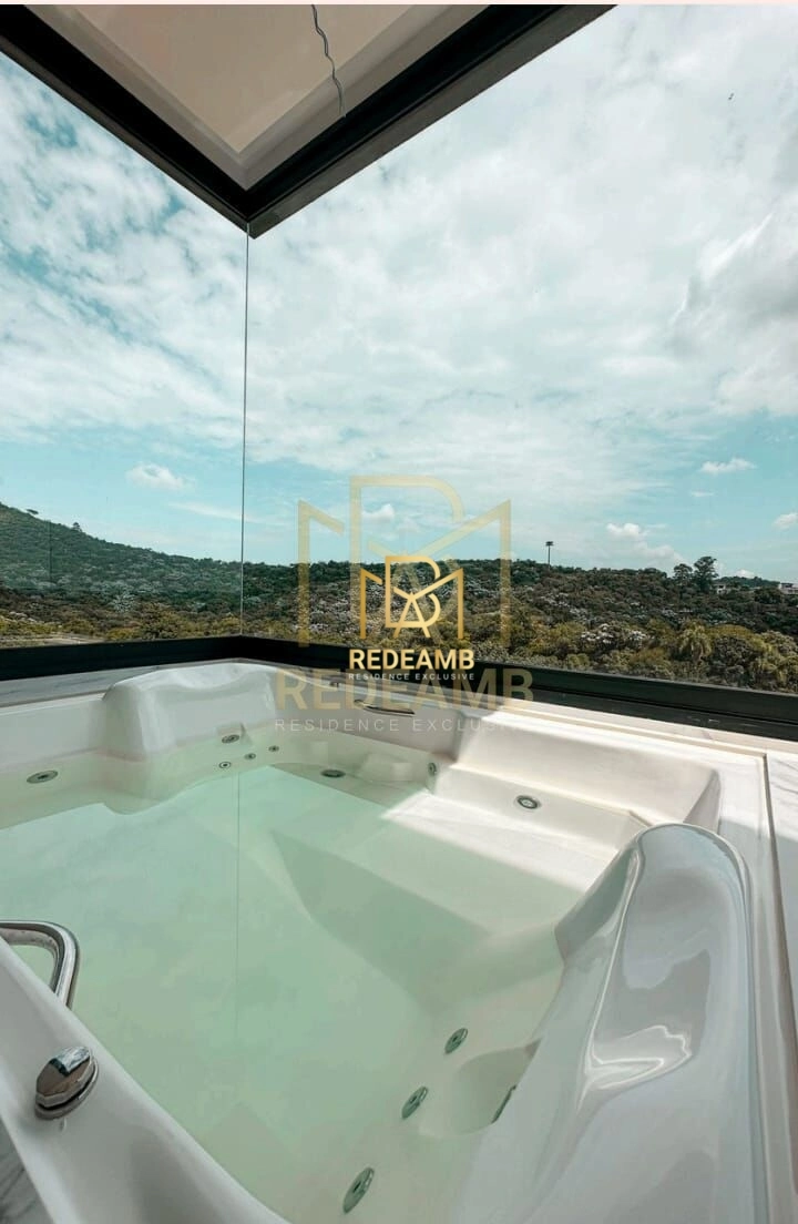 Casa de Alto Padrão no Condomínio Gênesis 2 Alphaville – 604m², 4 Suítes, Piscina e Vista para a Mata