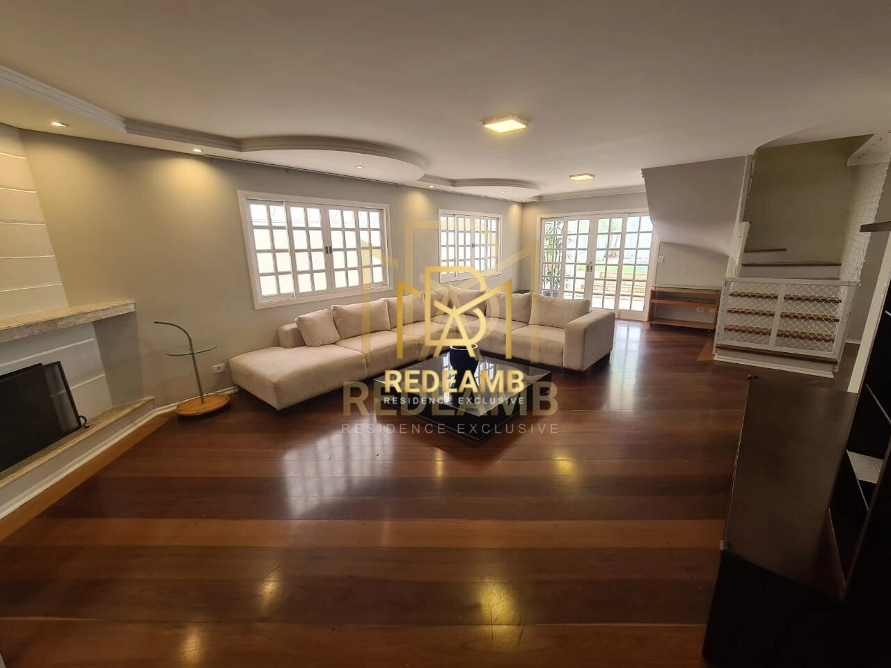Casa Alto Padrão com 334m2 com 04 suítes, piscina com prainha e área gourmet no Condomínio Residencial 4 em Alphaville - Santana de Parnaíba/SP