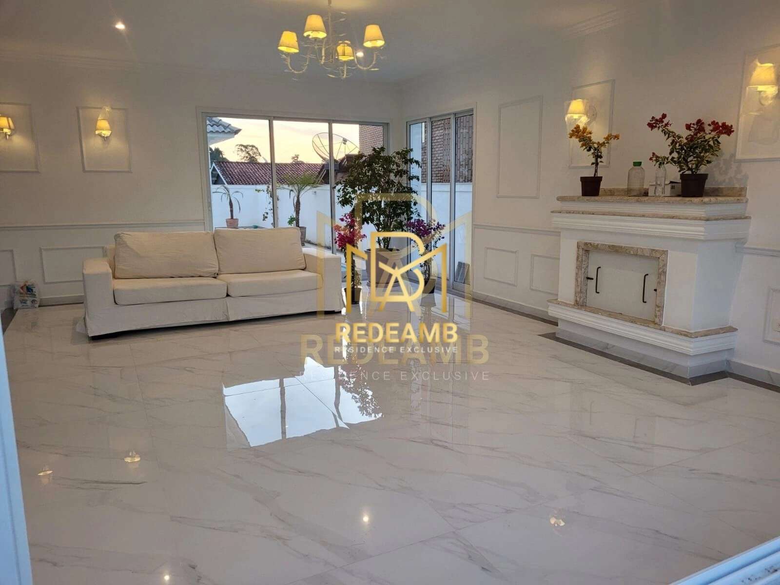 Casa Alto Padrão para locação com 450m², 04 suítes no Condomínio Morada das Flores na Aldeia da Serra - Santana de Parnaíba-SP