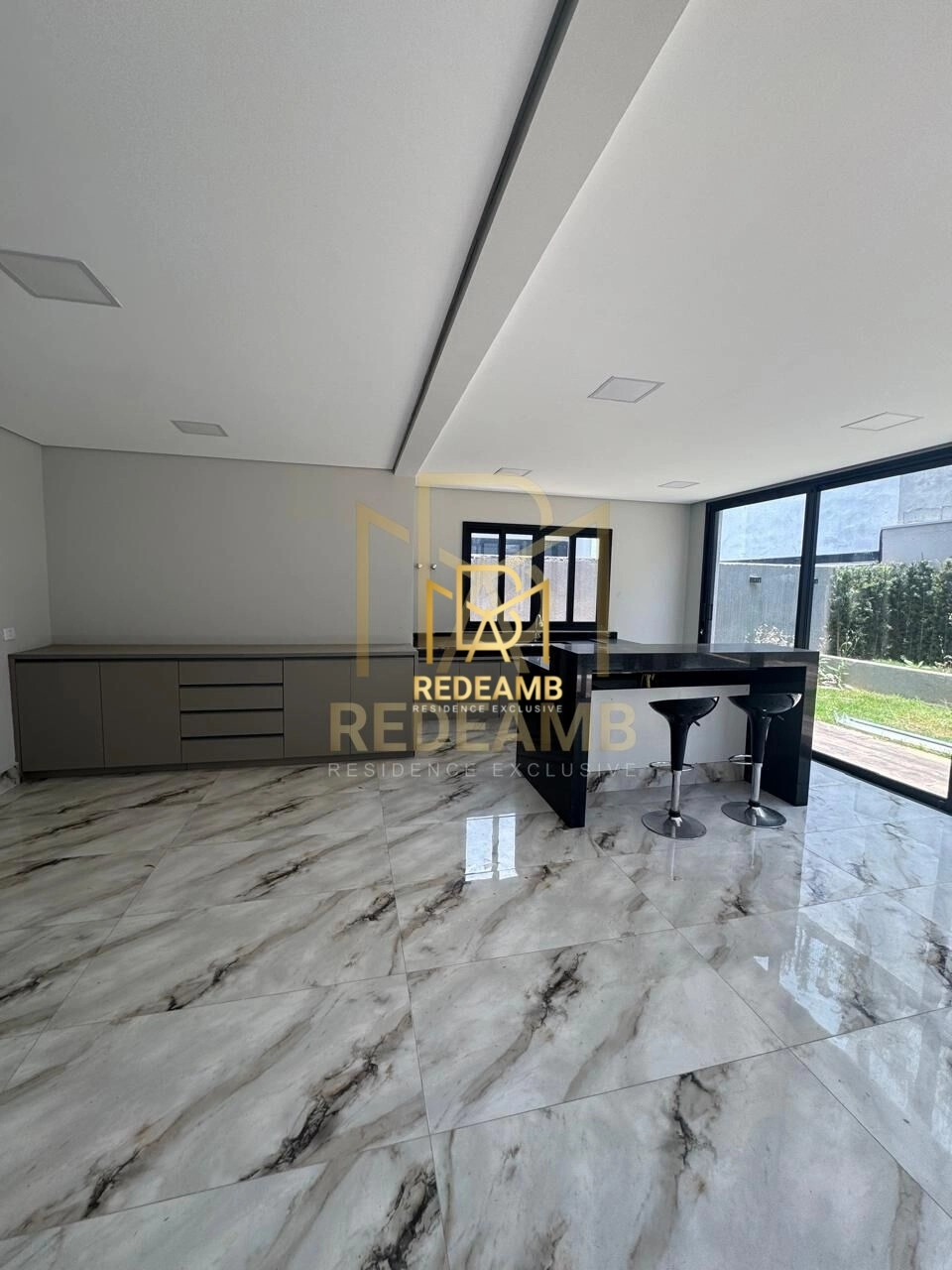 Casa Alto Padrão a Venda com 420 m² com 04 dormitórios, sendo 02 suítes com closed, piscina no Condomínio  Itahyê em Santana de Parnaiba/SP