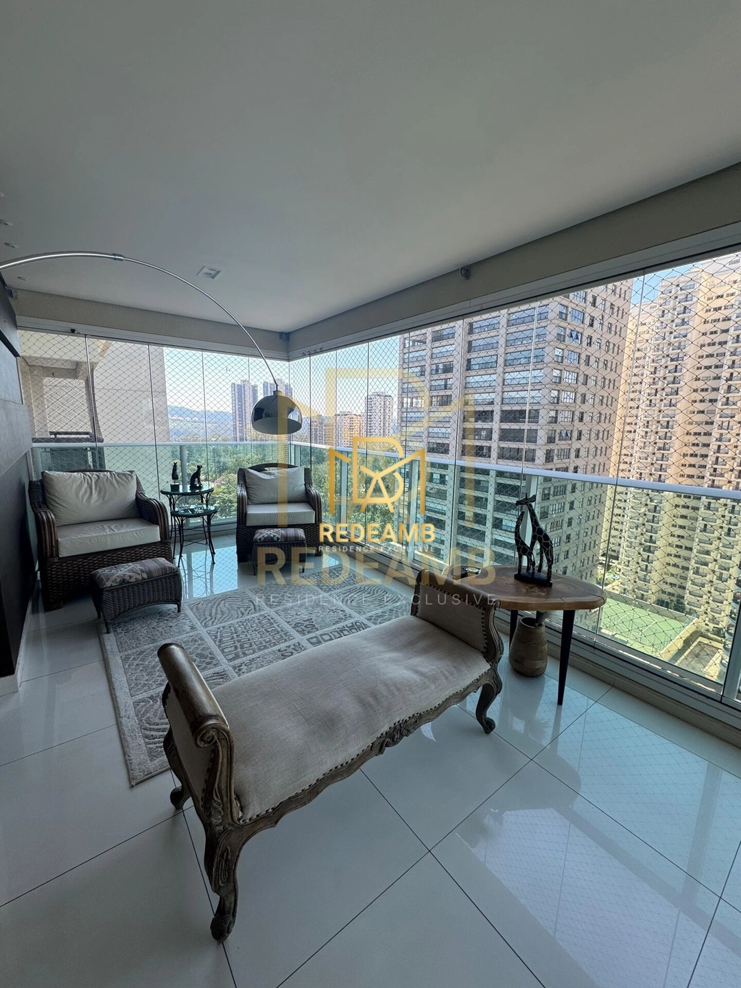 Apartamento para Locação no Condomínio Essencia no Centro de Alphaville, 212m2 e 3 Suites, totalmente Mobiliado em  Barueri/SP