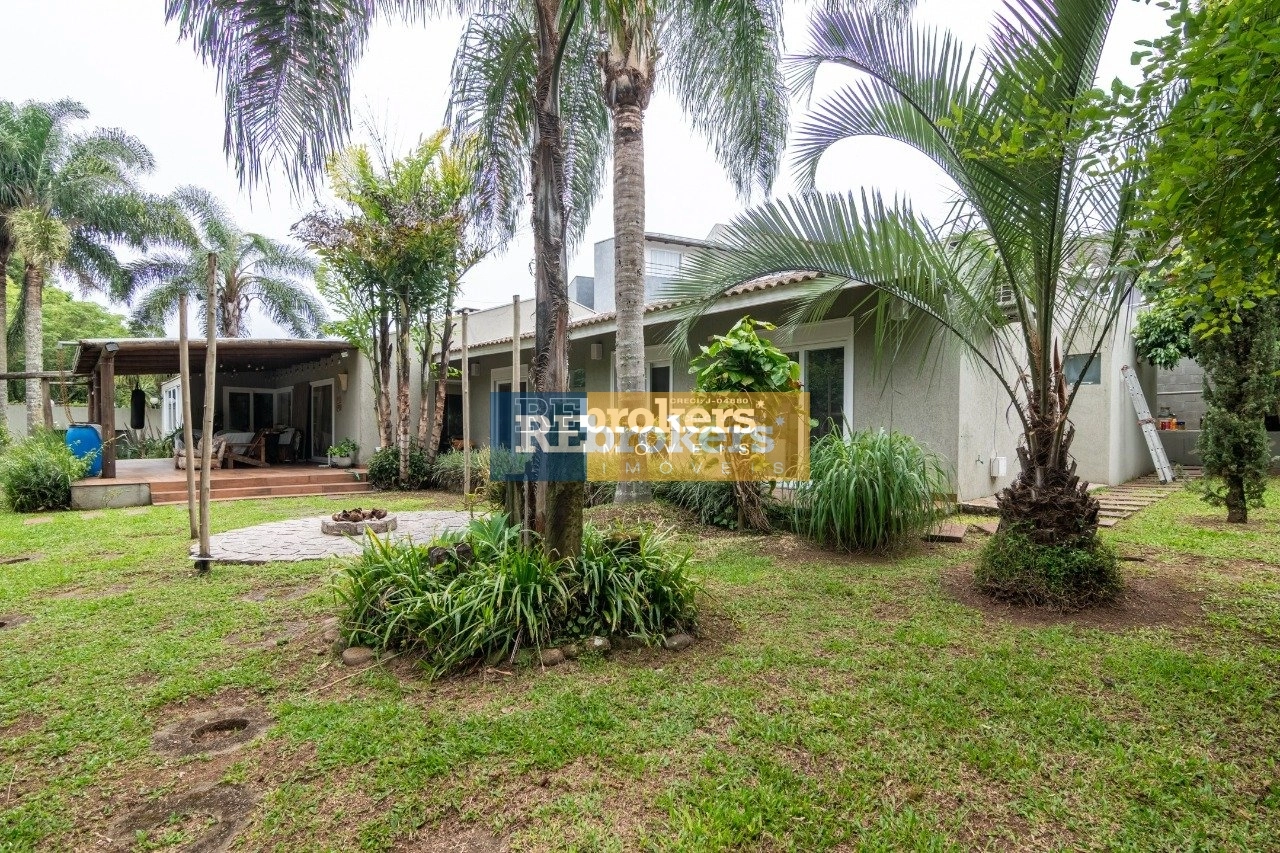 Casa Térrea no Atuba,  duas suítes , amplo quintal, 06 vagas # à venda REbrokers Imóveis