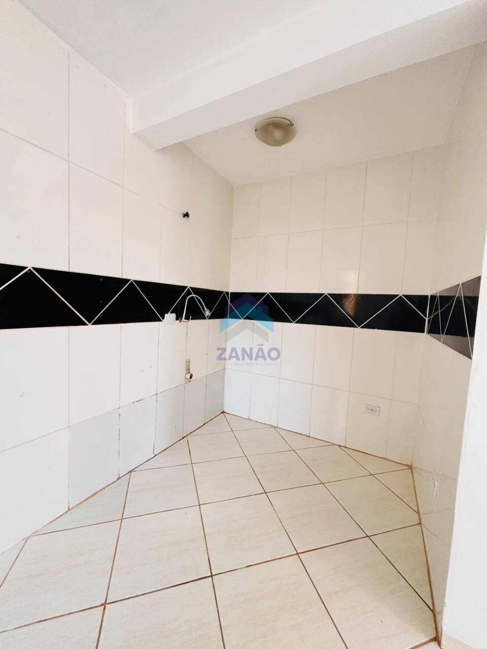 Apartamento de 2 quartos na Gralha Azul com vaga coberta e sala ampla para aluguel