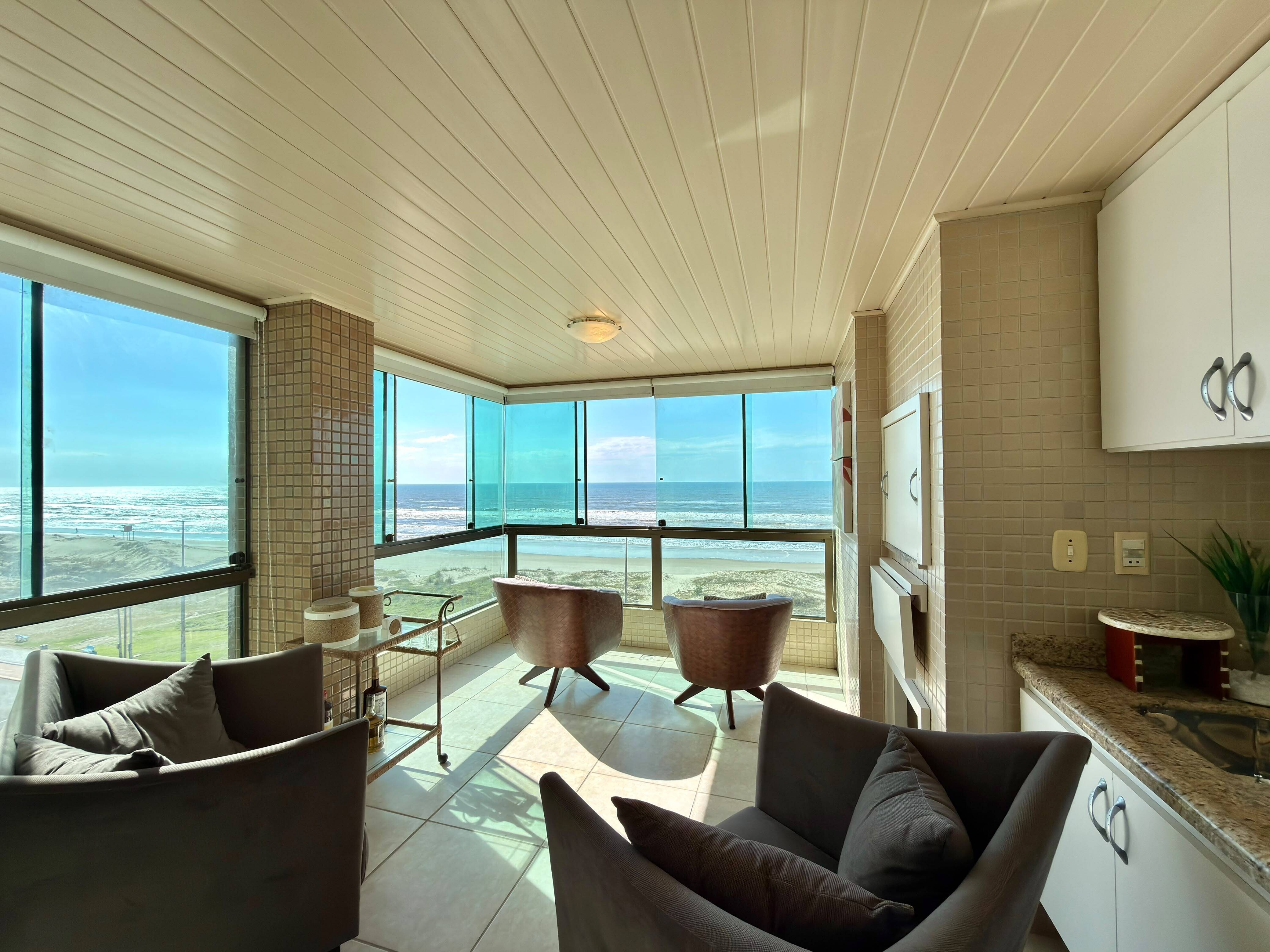 APARTAMENTO À VENDA EM CAPÃO DA CANOA!
VISTA PARA O MAR • 2 VAGAS
