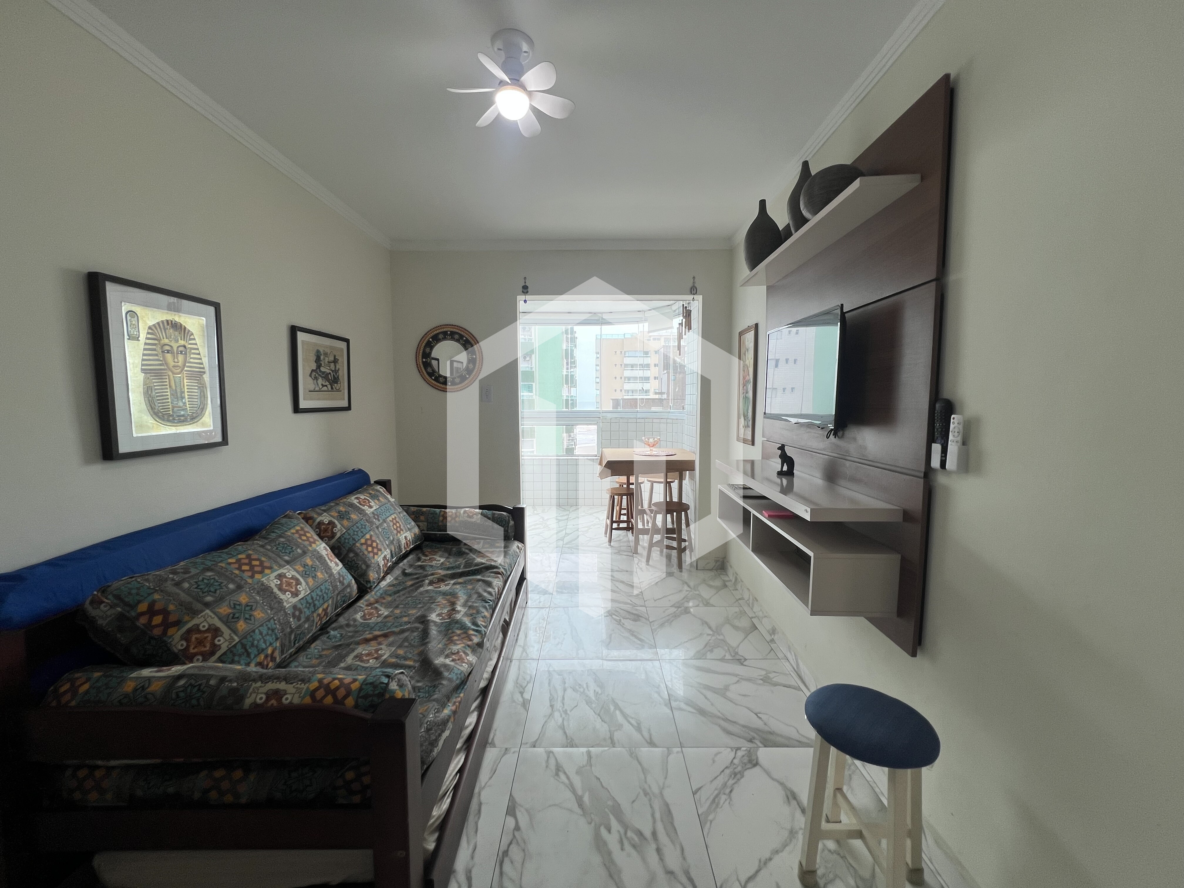 Apartamento mobiliado de 1 quarto com piscina e sacada no Maracanã, Praia Grande-SP