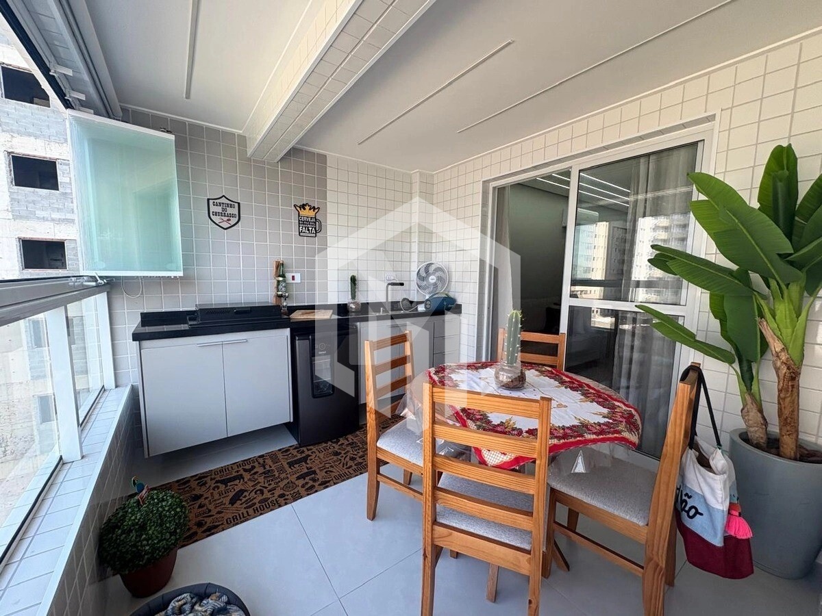 Apartamento com 2 dormitórios a 100m da Praia da Aviação em Praia Grande SP