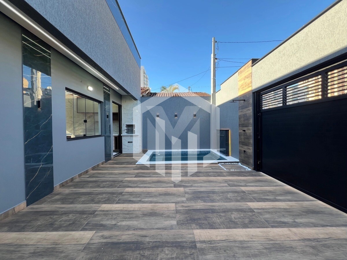 Casa no Caiçara com 3 dormitórios, 2 suítes, closet, piscina e acabamento em porcelanato