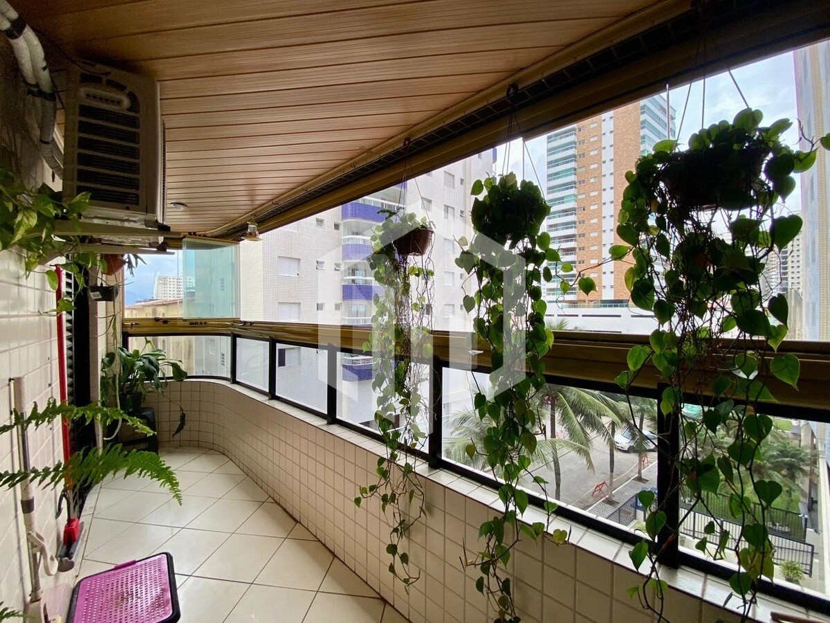 Apartamento de 2 dormitórios com suíte, sacada envidraçada e 72m² no bairro Aviação, Praia Grande