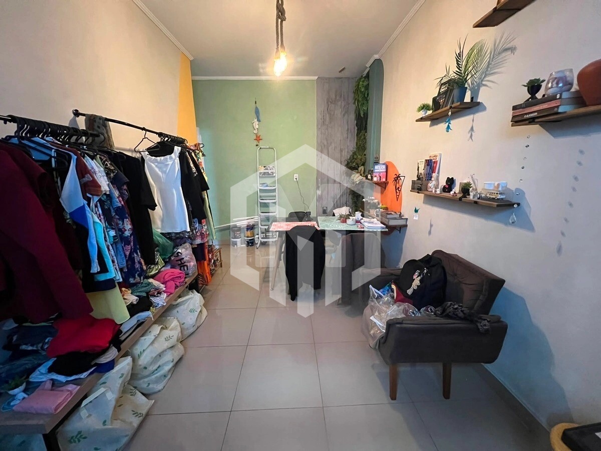 Apartamento de 47m² com sacada gourmet, perto de comércios no bairro Guilhermina, Praia Grande