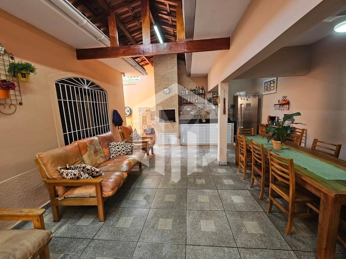 Casa isolada com piscina a 200m da Praia na Vila Caiçara, Praia Grande