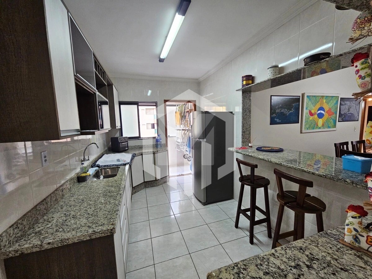 Apartamento de 107m² com sacada, vista mar, suíte e vaga em Praia Grande