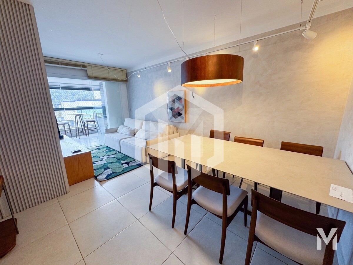 Apartamento mobiliado na quadra da praia com 2 suítes e varanda com churrasqueira