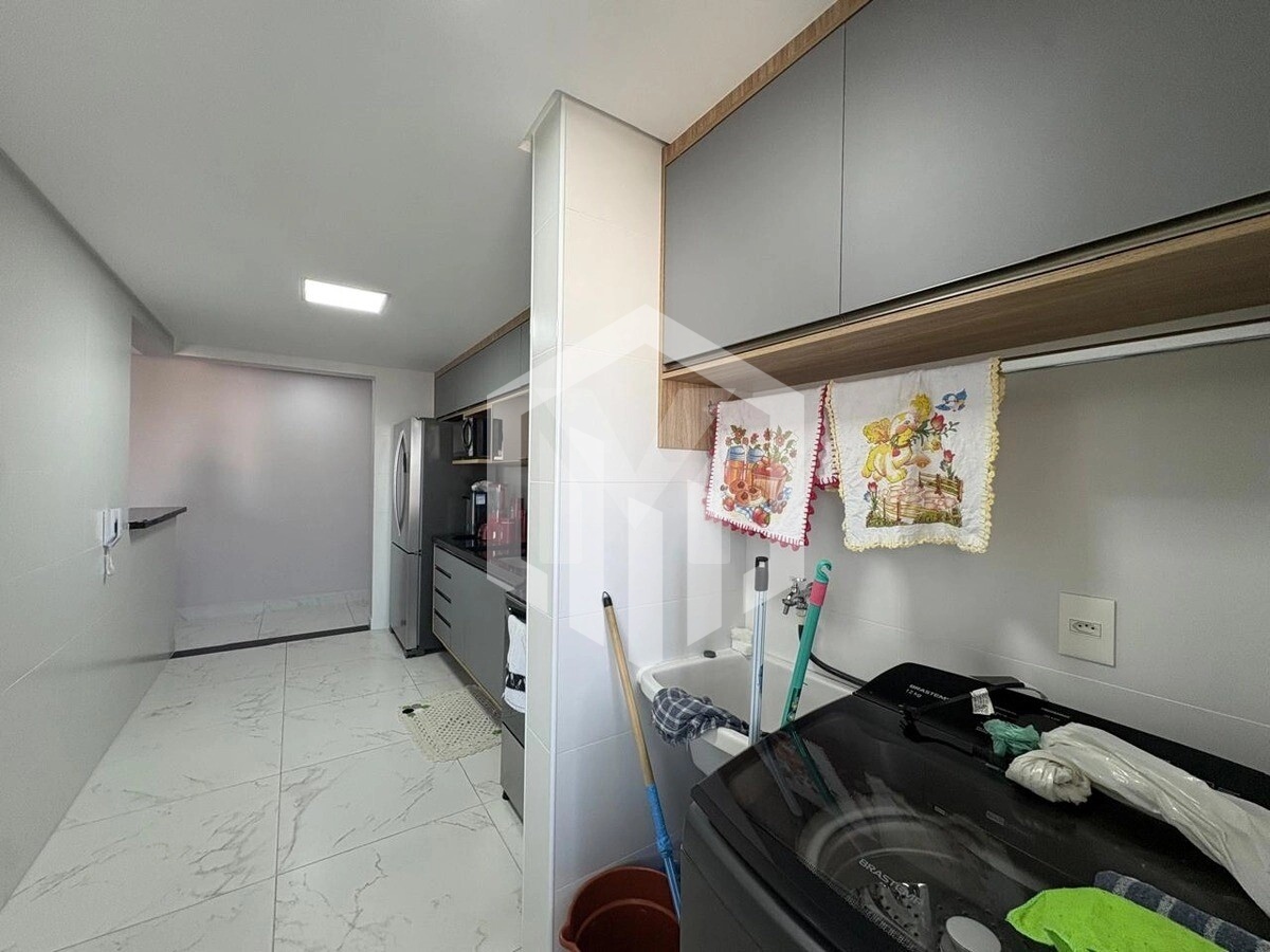 Apartamento com 2 suítes, varanda com vista livre e piscina a 100m da praia em Praia Grande