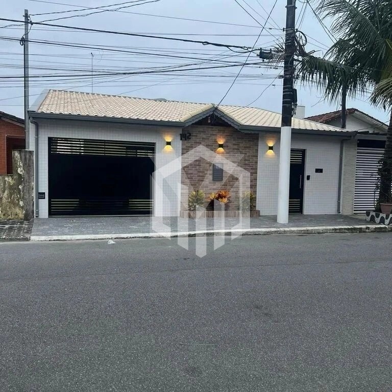 Casa isolada com piscina, 3 dormitórios e 2 suítes perto da Praia em Maracanã, Praia Grande-SP