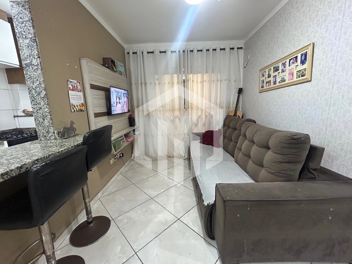 Apartamento mobiliado na Ocian com sacada e vaga, a 790m da praia, ótimo custo-benefício