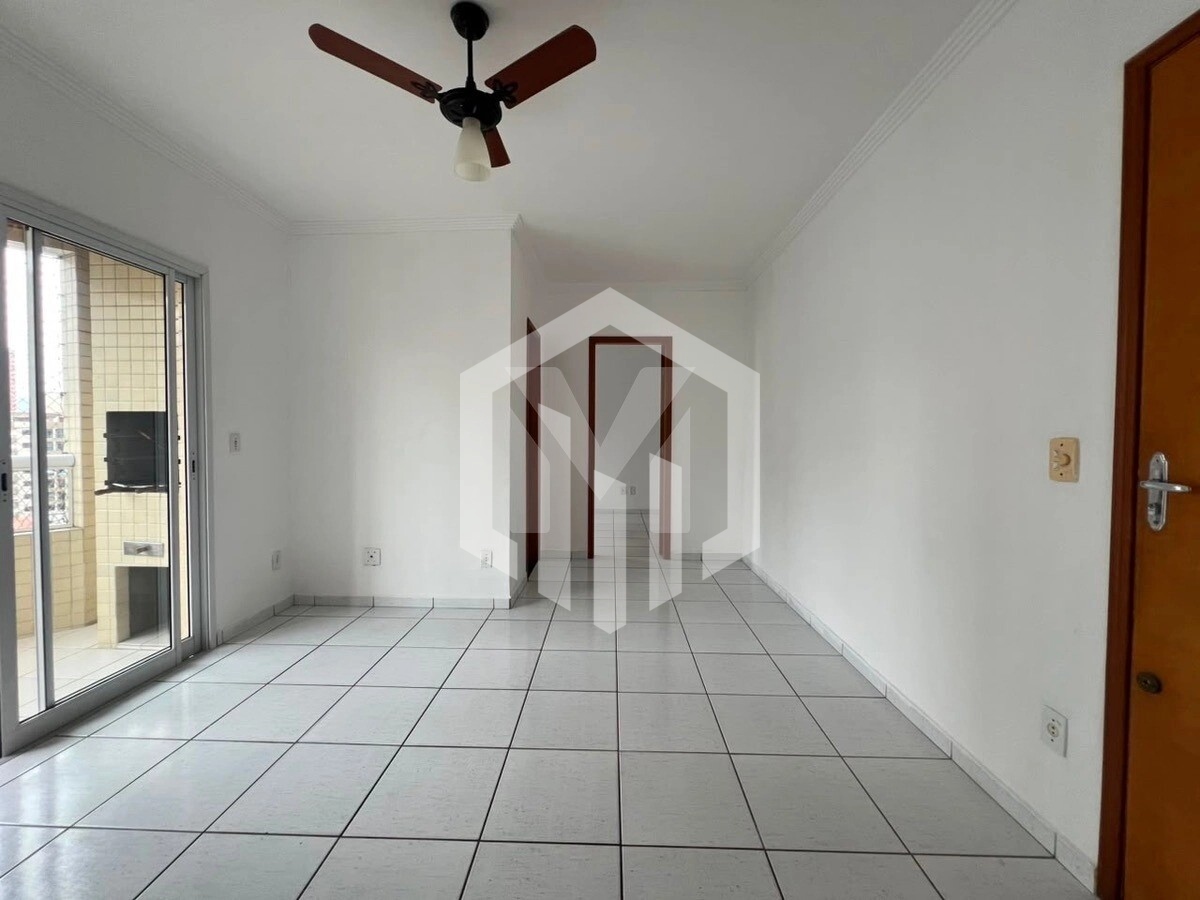 Apartamento na Guilhermina com sacada, piscina, salão de festas e garagem por R$ 390 mil