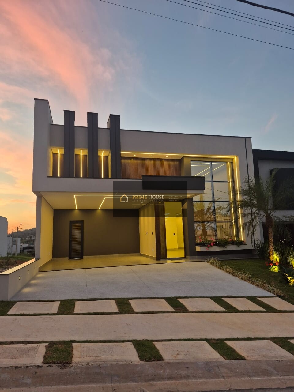 Casa moderna com piscina aquecida, 3 suítes, jardim e infraestrutura completa em Indaiatuba-SP