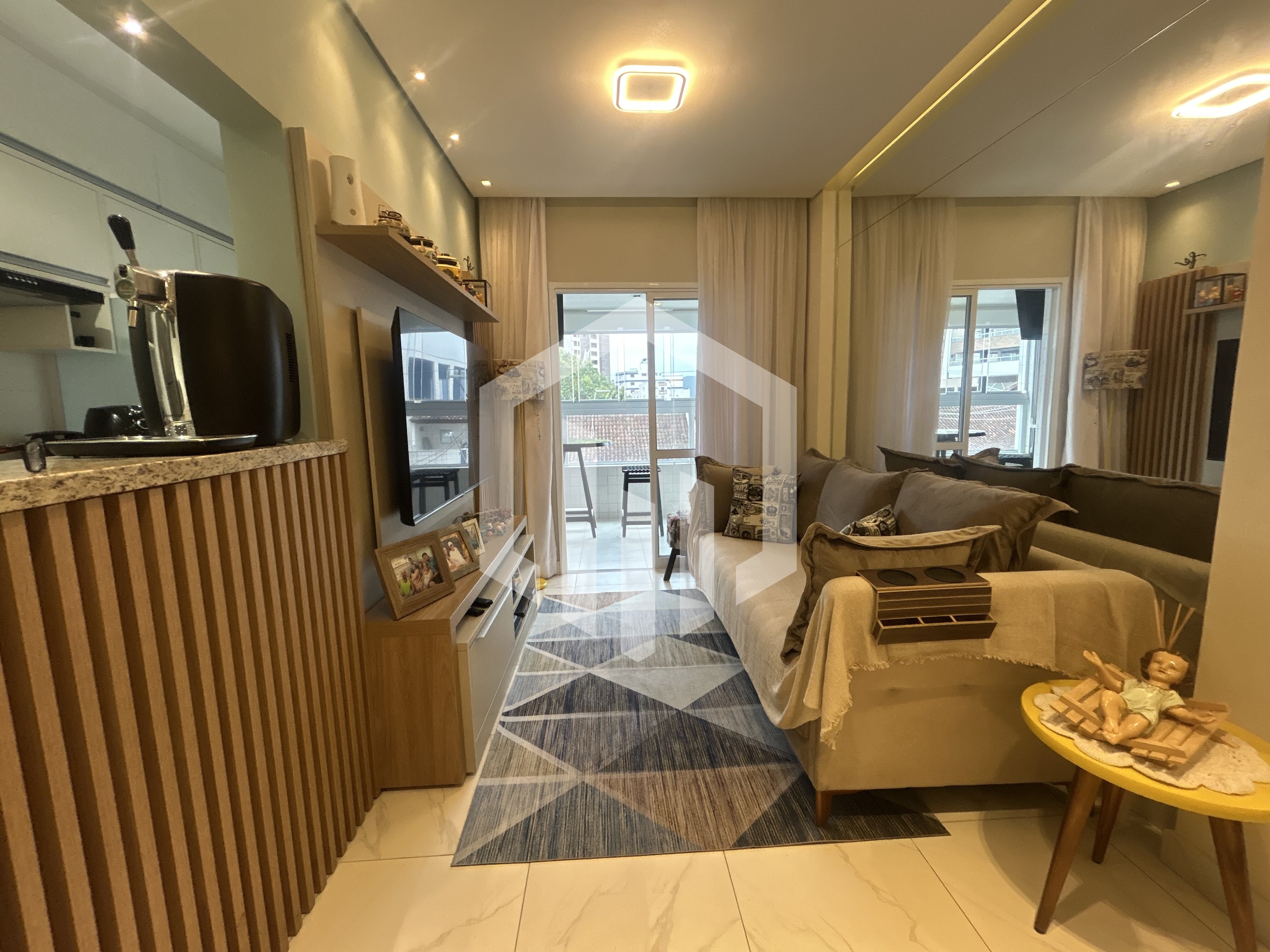 Apartamento de 2 quartos com suíte, varanda gourmet e piscina na Caiçara, Praia Grande-SP