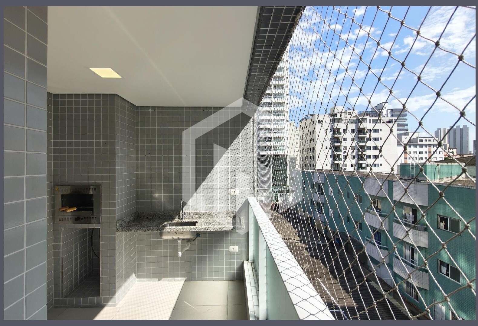 Apartamento 2 quartos com suíte, piscina e sauna no Canto do Forte, Praia Grande-SP