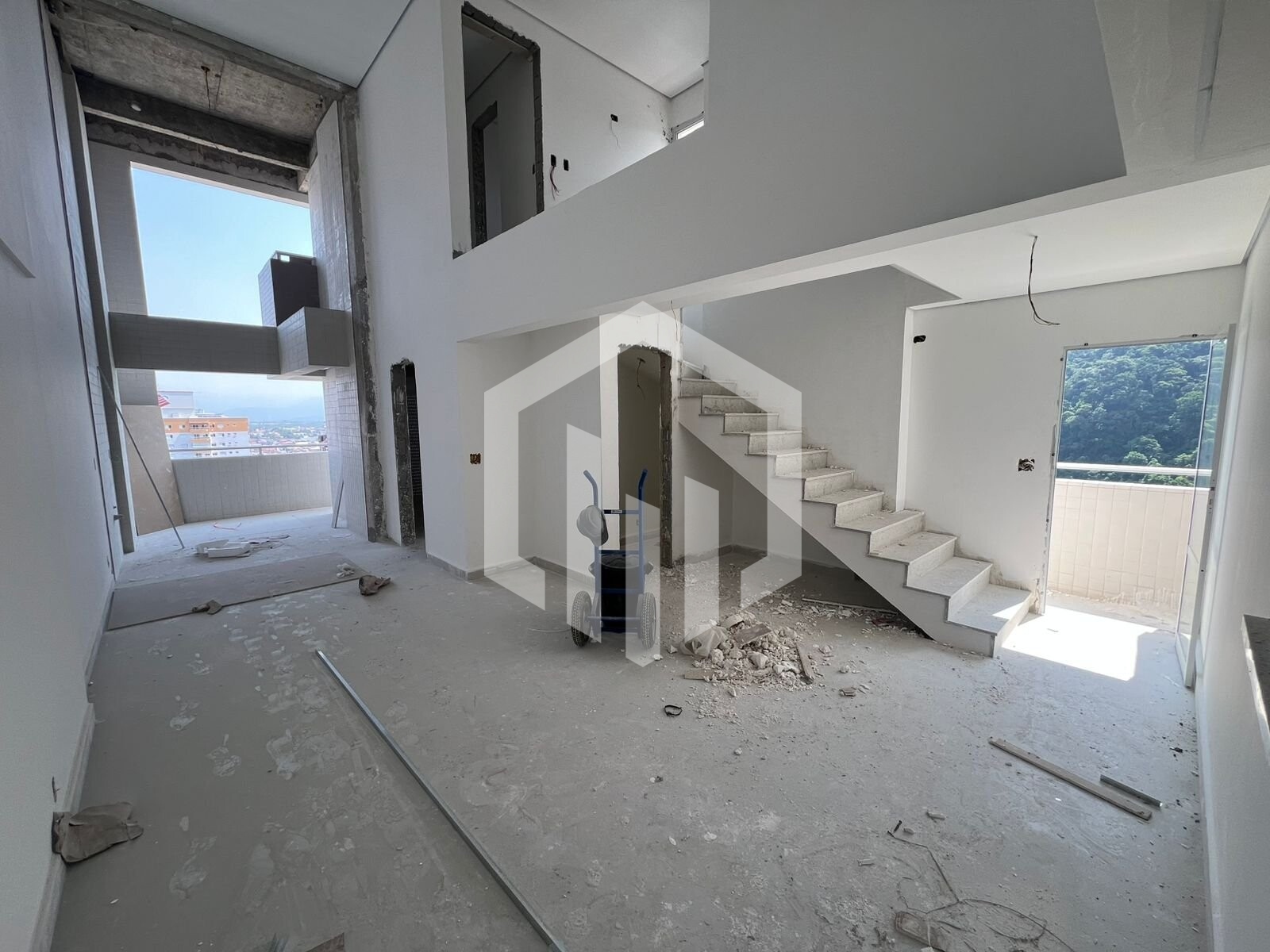 Duplex de 3 suítes no Canto do Forte com piscina, academia e área gourmet em Praia Grande-SP