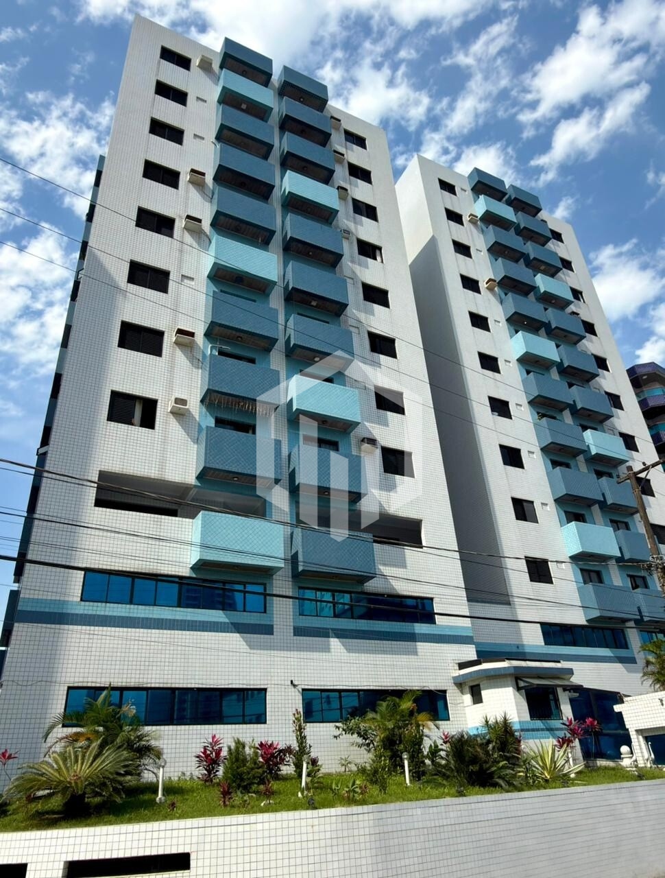 Apartamento de 1 quarto com sacada, vaga e lazer a 300m da praia em Praia Grande-SP