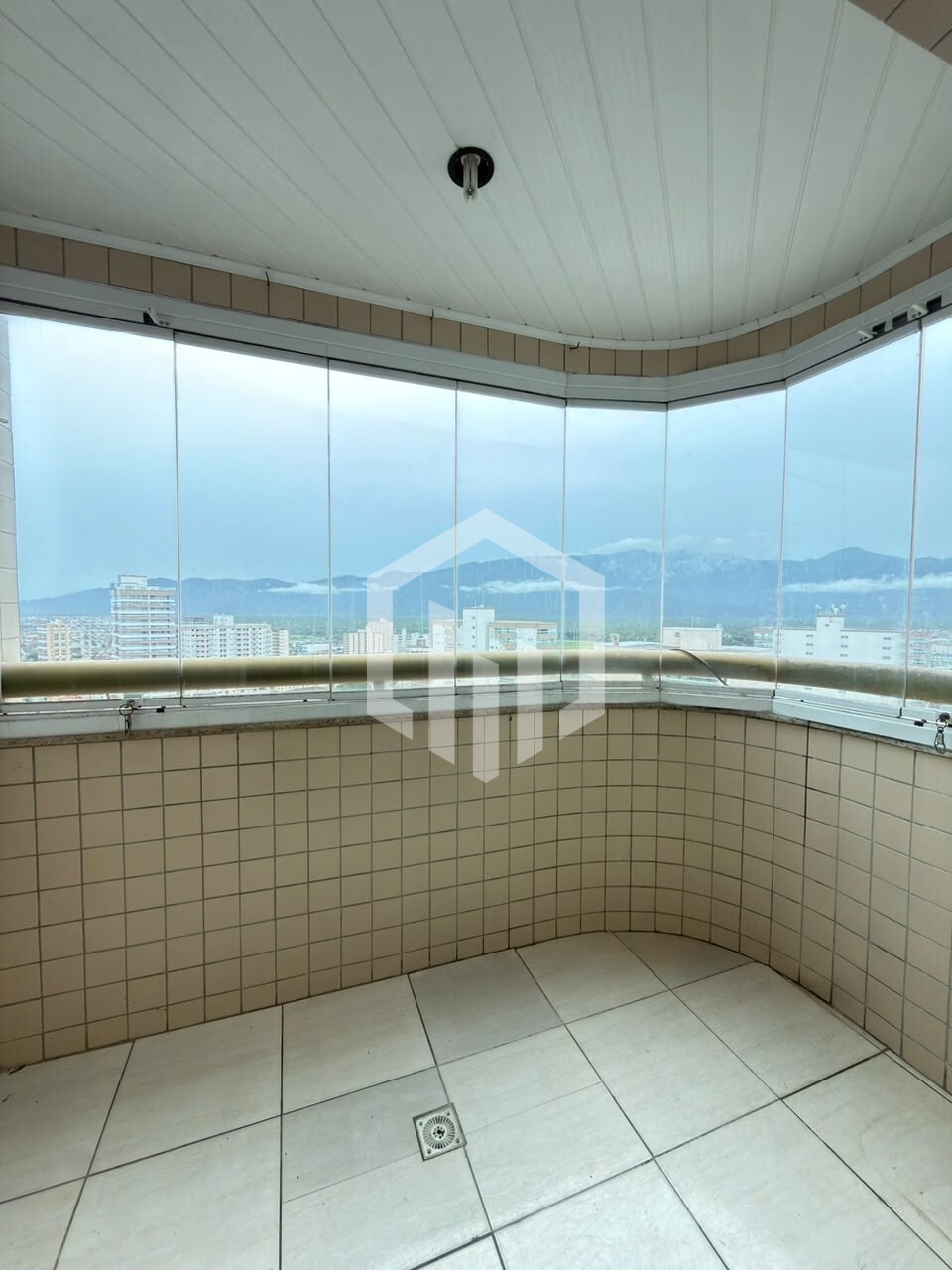 Apartamento à venda no Caiçara, Praia Grande-SP, 89m², 1 suíte, varanda com vista, lazer completo e