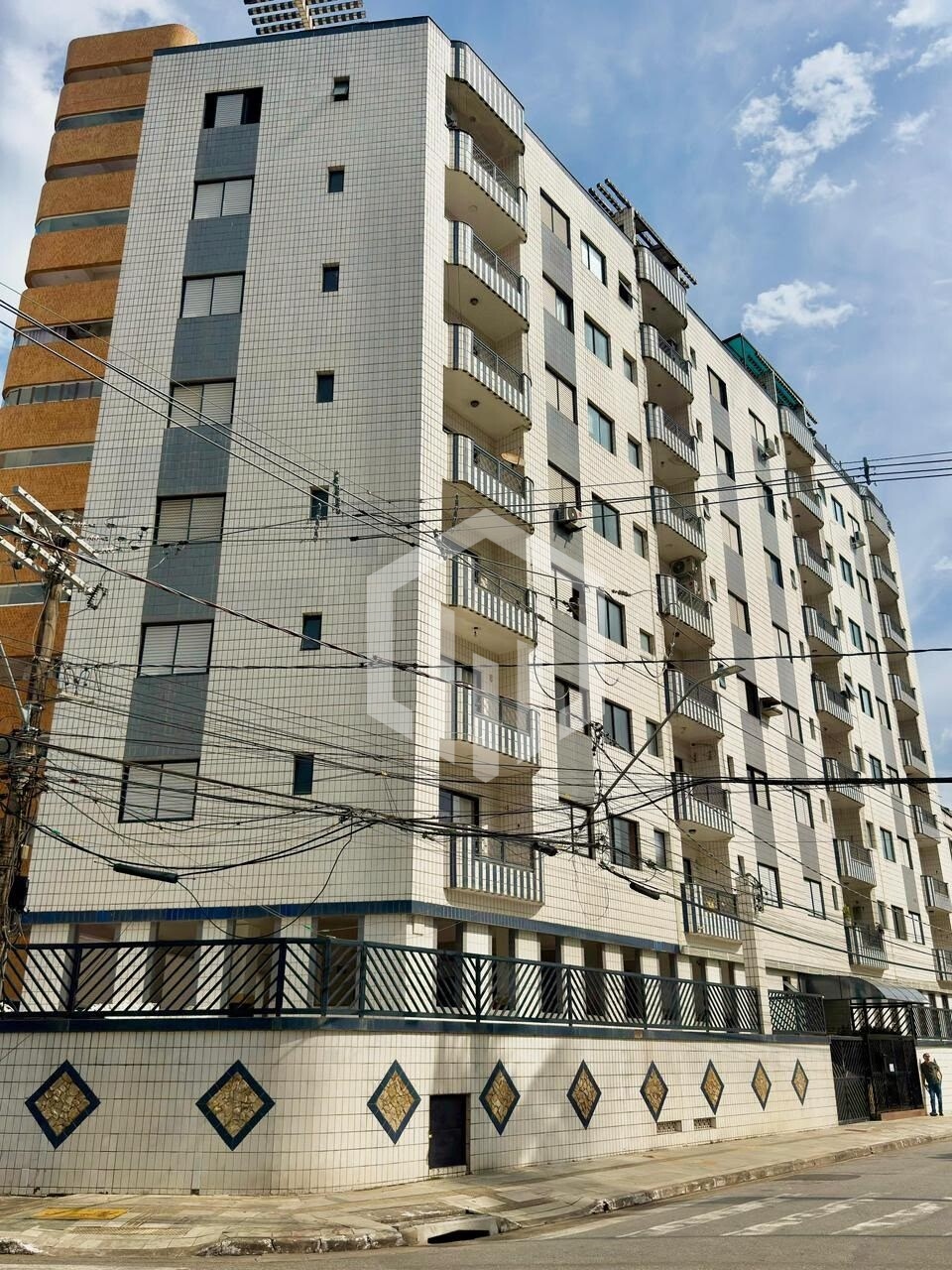 Apartamento de 2 quartos com suíte, sacada, vista livre, perto da praia e do centro comercial da Oci