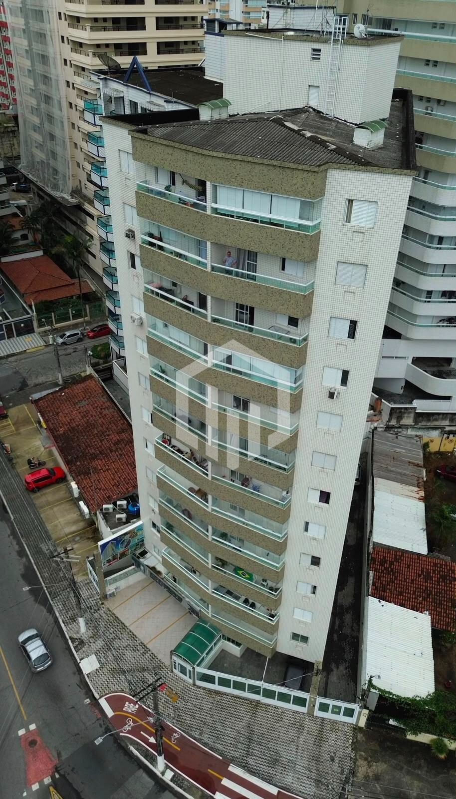 Apartamento de 2 quartos com suíte, sacada e vaga à 200m da praia no Boqueirão, Praia Grande-SP