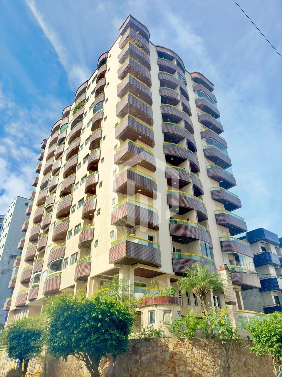 Apartamento de 2 quartos com suíte, sacada, piscina e vaga em Praia Grande, a 300m da praia
