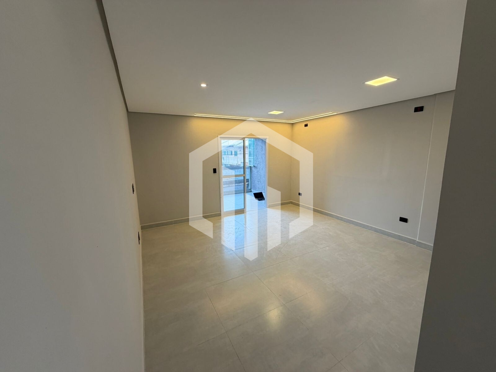 Casa em condomínio com 3 quartos e suíte em Caiçara, Praia Grande, por R$570.000
