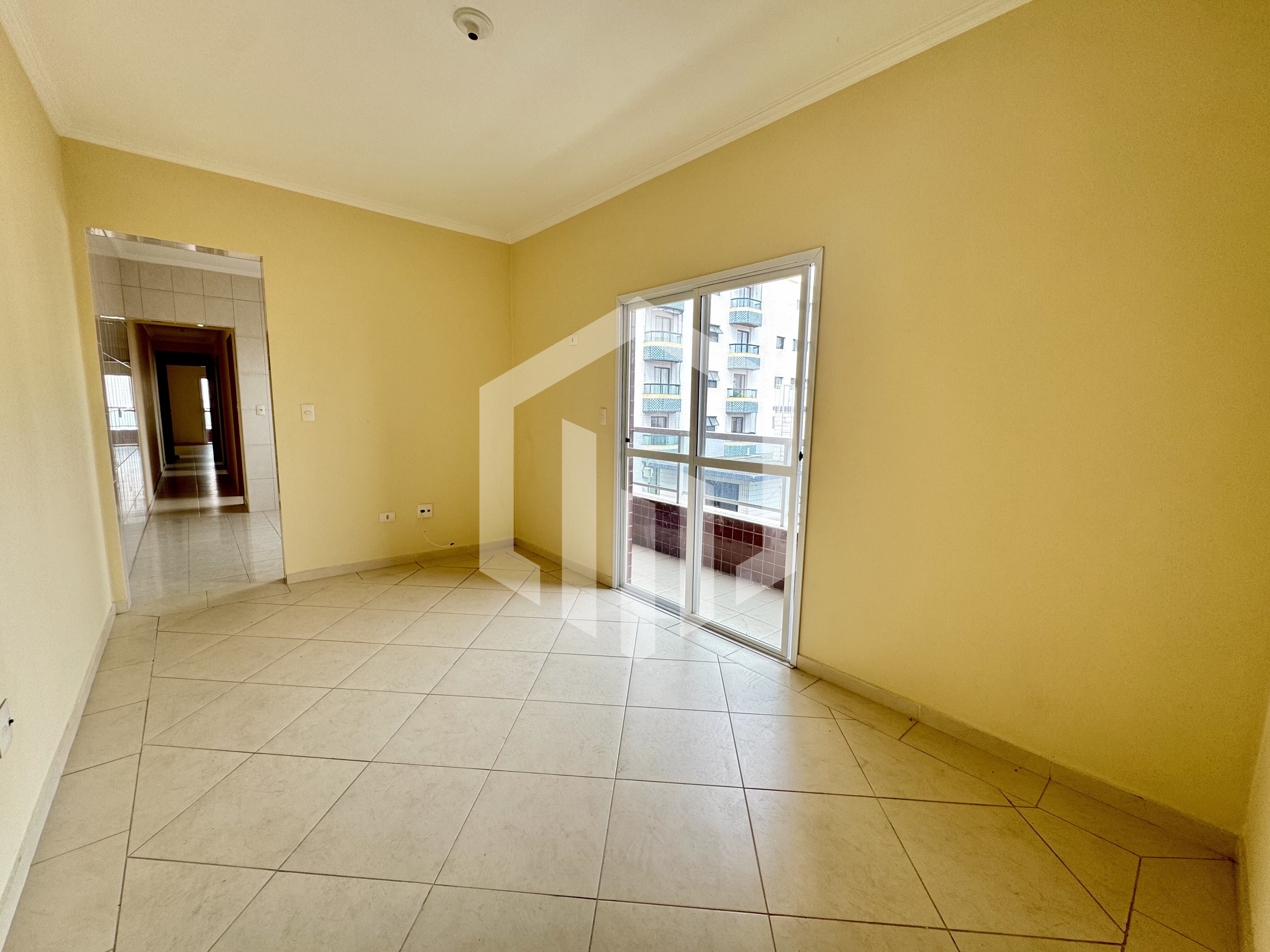 Apartamento de 2 quartos com suíte, varanda, piscina e aceita pet na Guilhermina, Praia Grande-SP