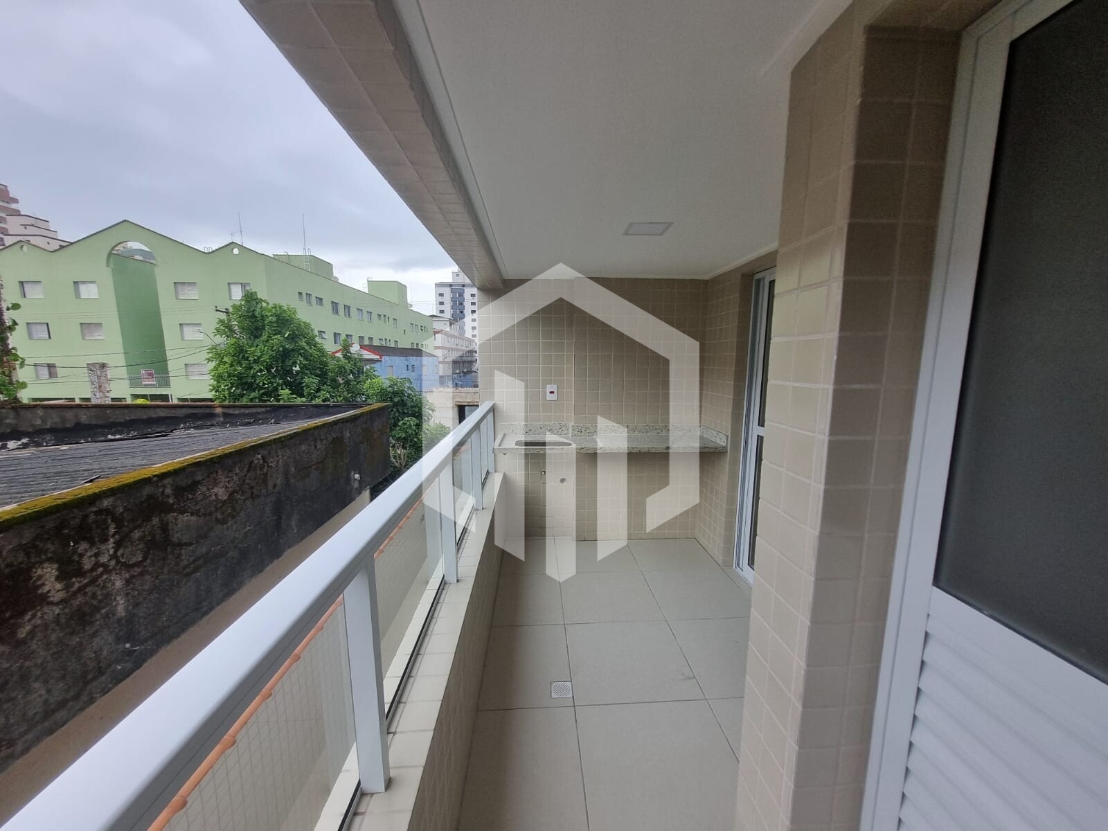 Apartamento novo com 2 dormitórios, suíte e sacada gourmet na Guilhermina, Praia Grande