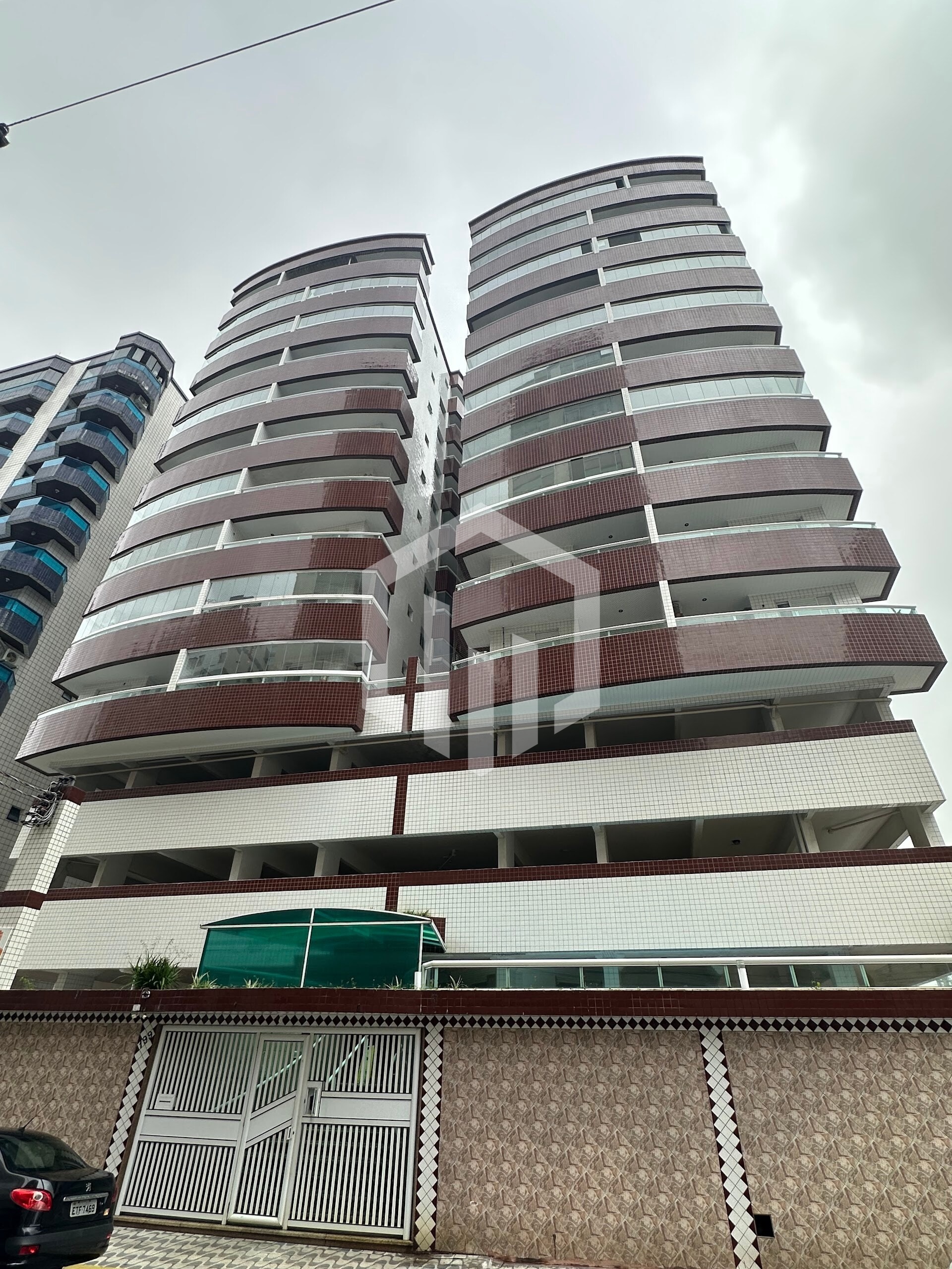 Apartamento mobiliado com varanda a 200m do mar em Ocian, Praia Grande