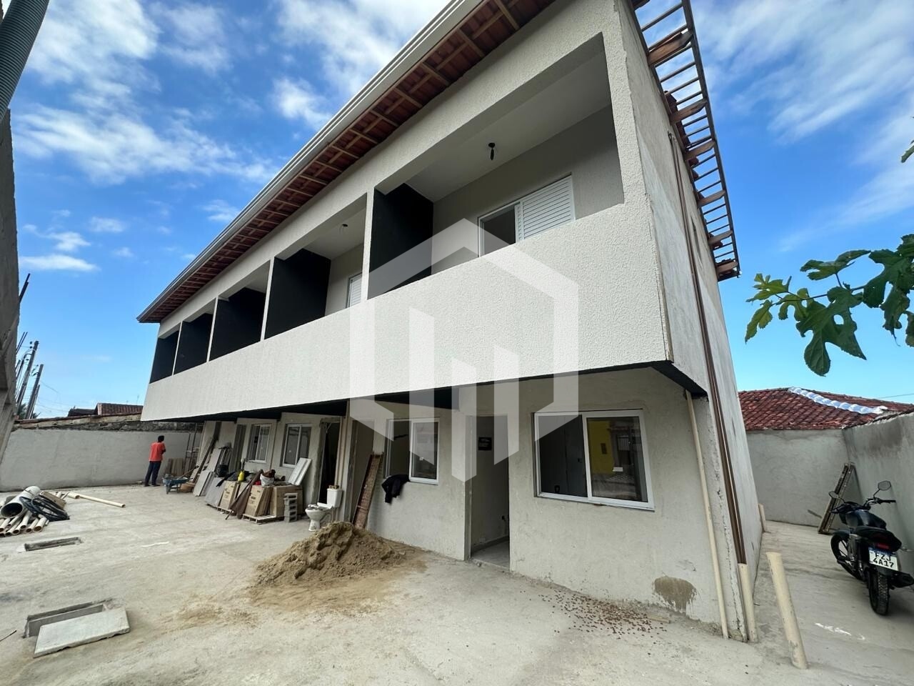 Apartamento de 2 dormitórios com sacada, área de serviço e 1 vaga em Praia Grande, entrega prevista