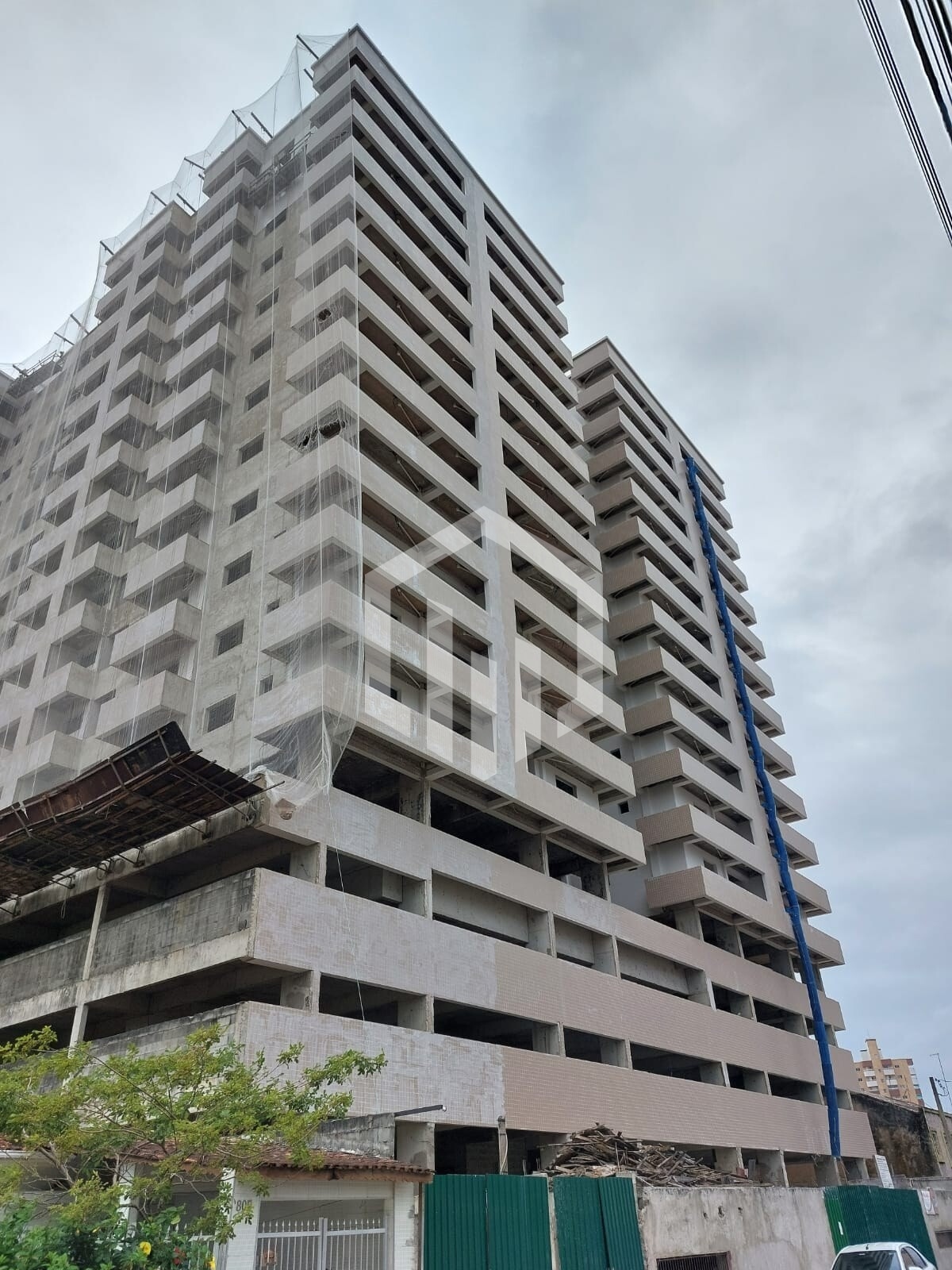 Apartamento com 2 dormitórios, 1 suíte, varanda gourmet e lazer completo em Caiçara, Praia Grande
