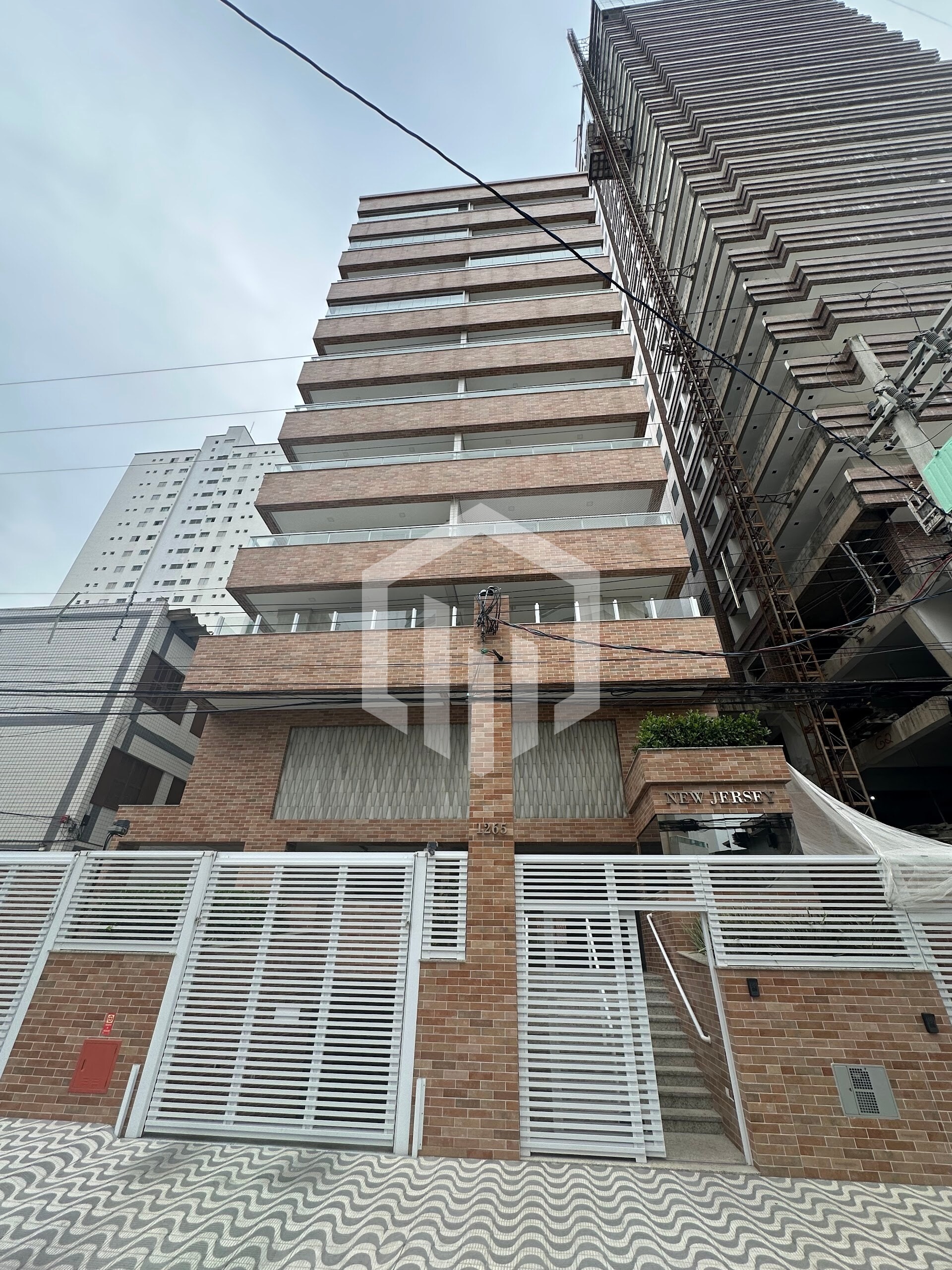 Apartamento de 2 quartos com suíte, piscina e vaga em Praia Grande por R$ 589.000