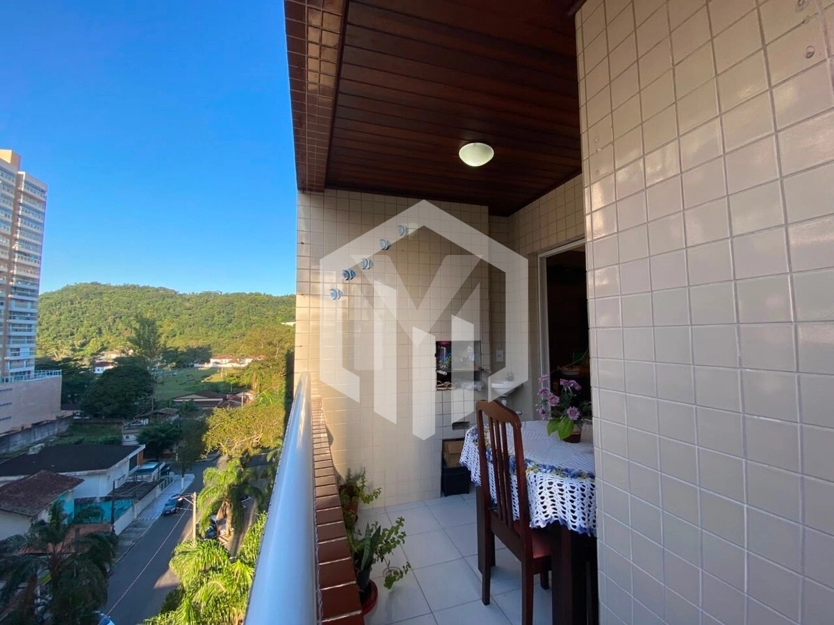 Apartamento de 93m² no Canto do Forte, 3 dormitórios, 1 suíte e 2 vagas a 250m da praia