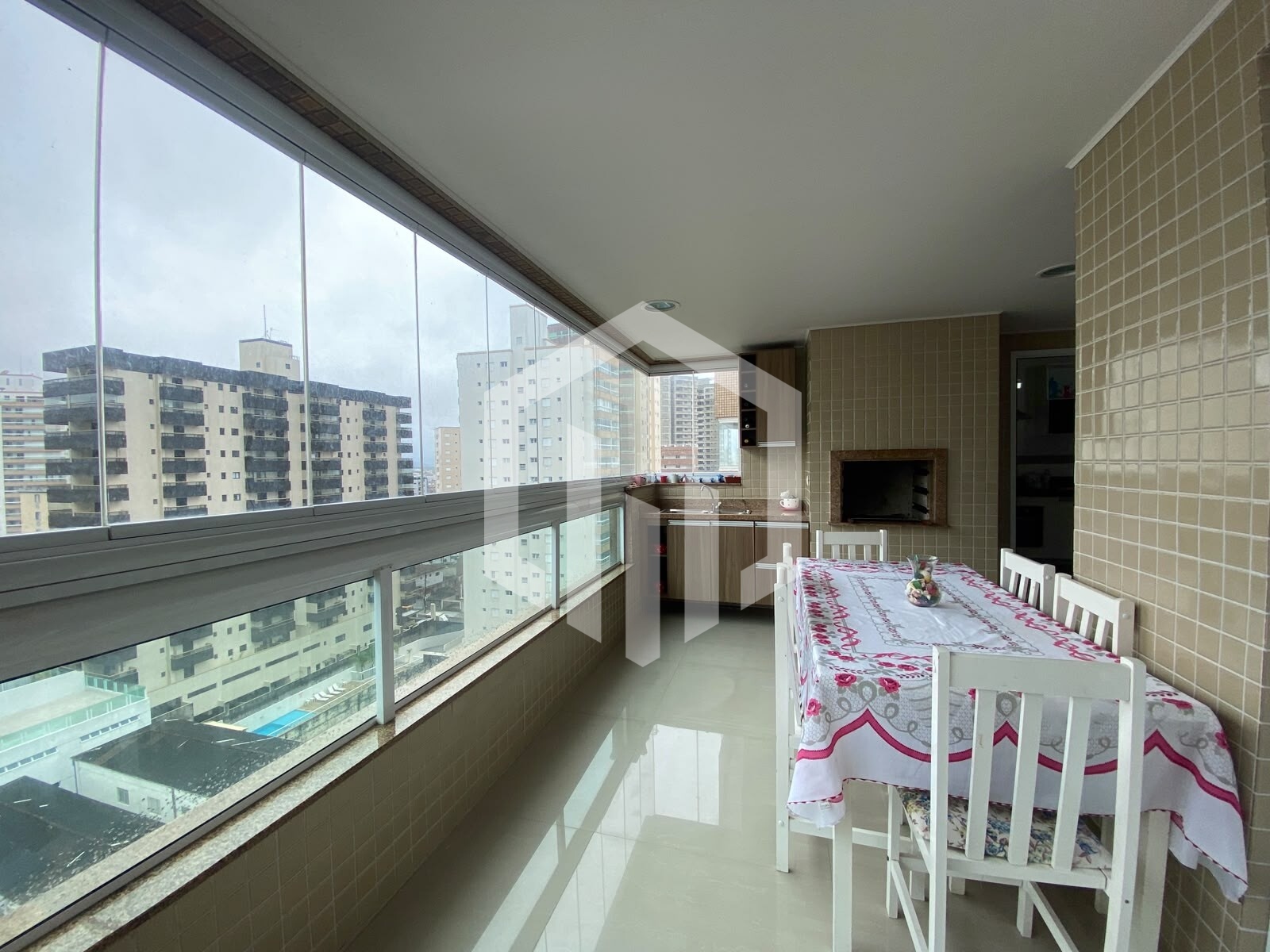 Apartamento de 2 quartos com suíte, varanda gourmet, lazer completo e 2 vagas em Caiçara, Praia Gran