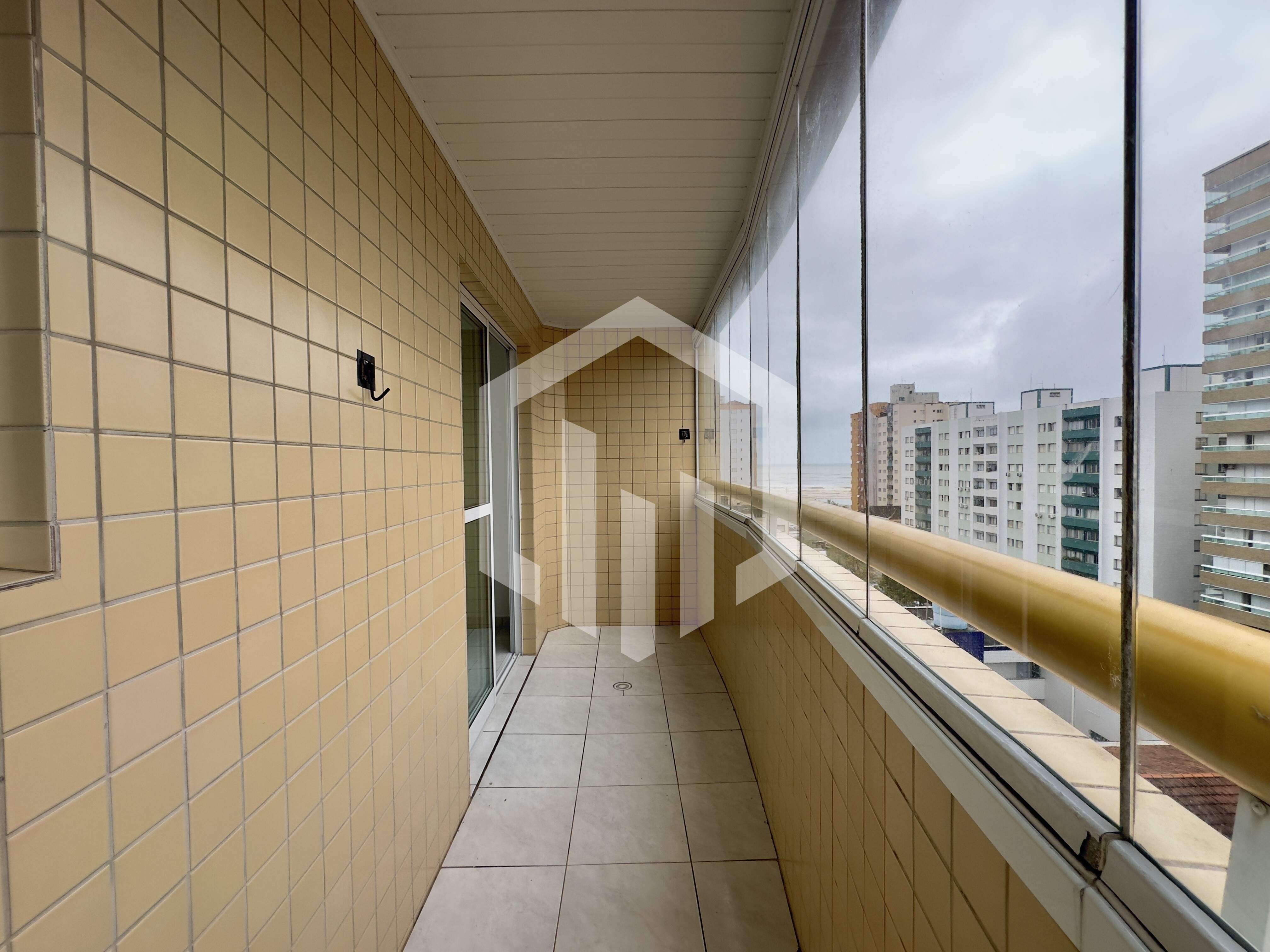 Apartamento na Guilhermina com piscina, churrasqueira e 150m da praia por R$355.000