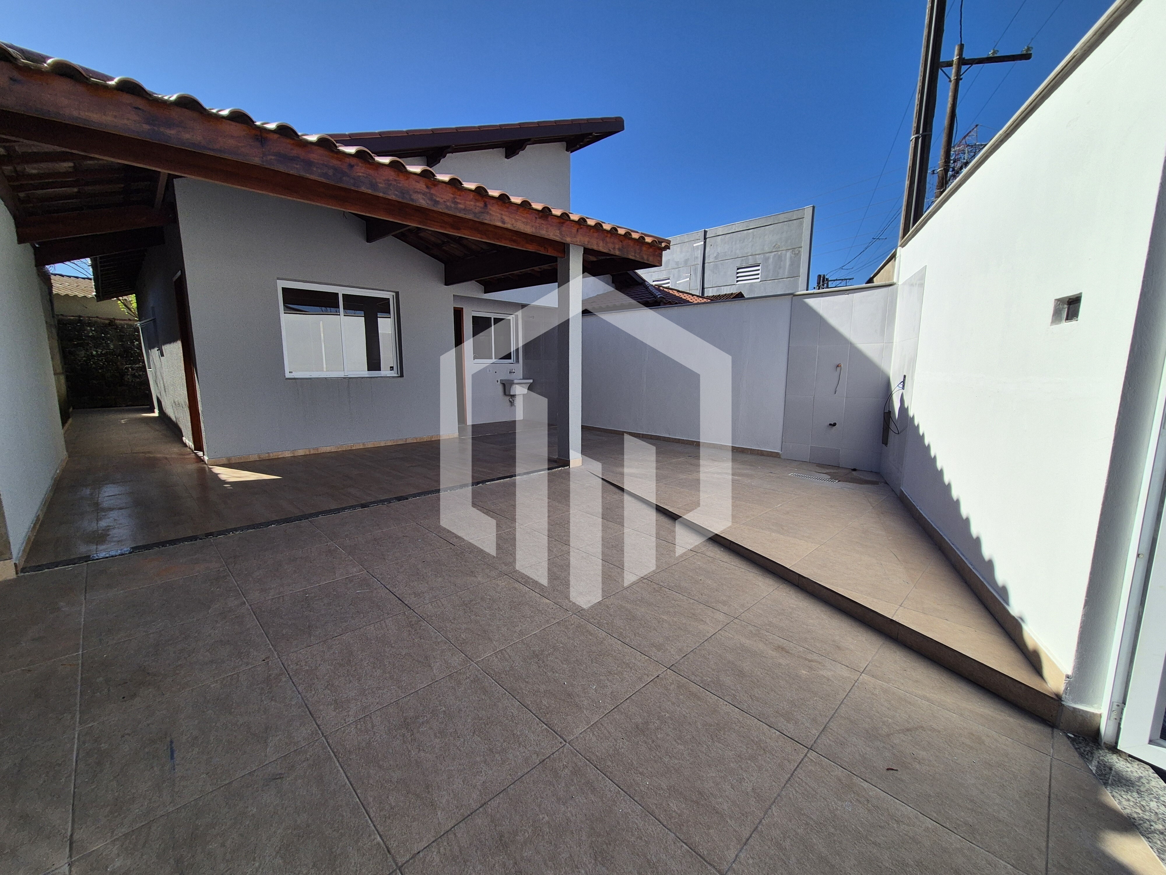 Casa à venda com 2 quartos, quintal, varanda e 3 vagas na Cidade da Criança, Praia Grande/SP
