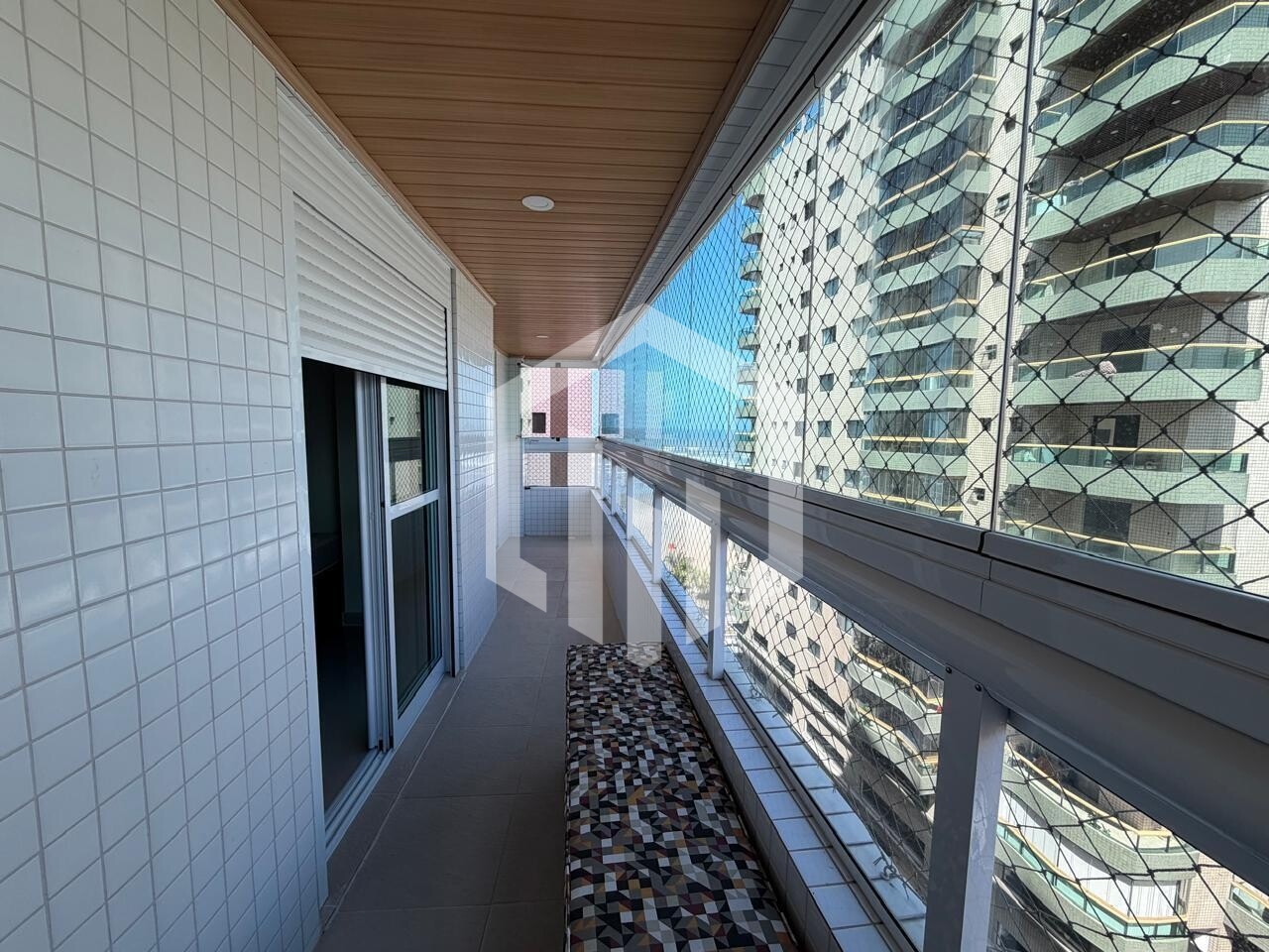 Apartamento mobiliado com 3 quartos, suíte, varanda gourmet e lazer no litoral de Praia Grande