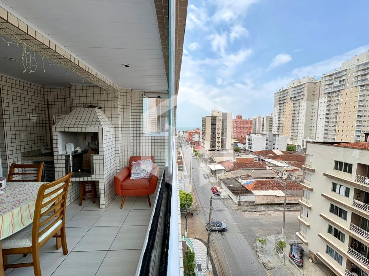 Apartamento com 1 suíte, varanda gourmet, piscina e aceita pet em Ocian, Praia Grande-SP