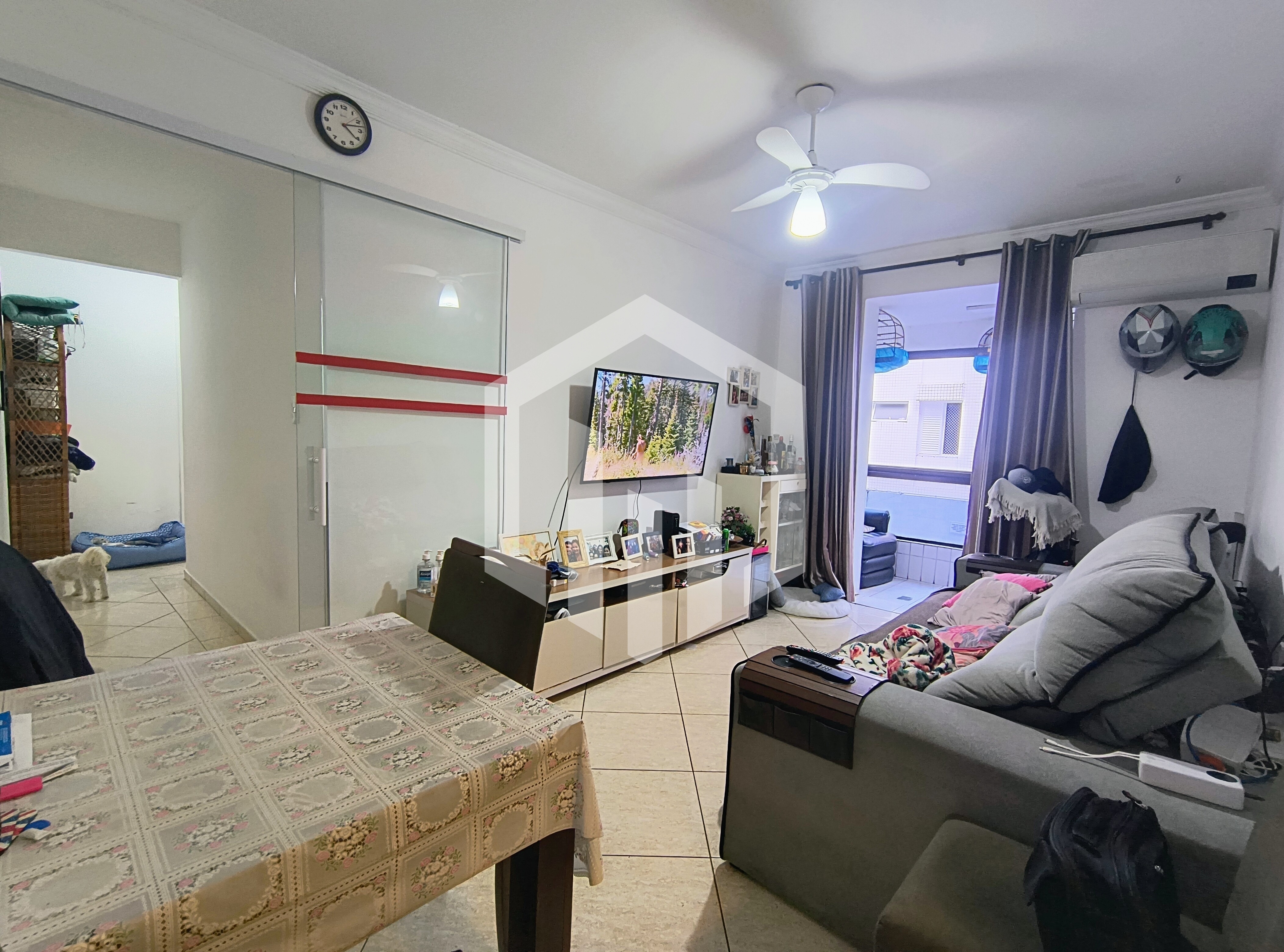 Apartamento de 2 quartos com sacada, churrasqueira e vaga em Praia Grande por R$420.000