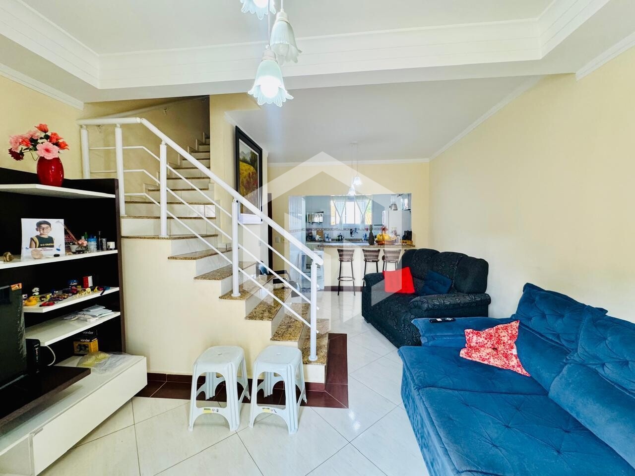 Casa de 2 suítes, varanda, churrasqueira e 3 vagas na Guilhermina, Praia Grande-SP