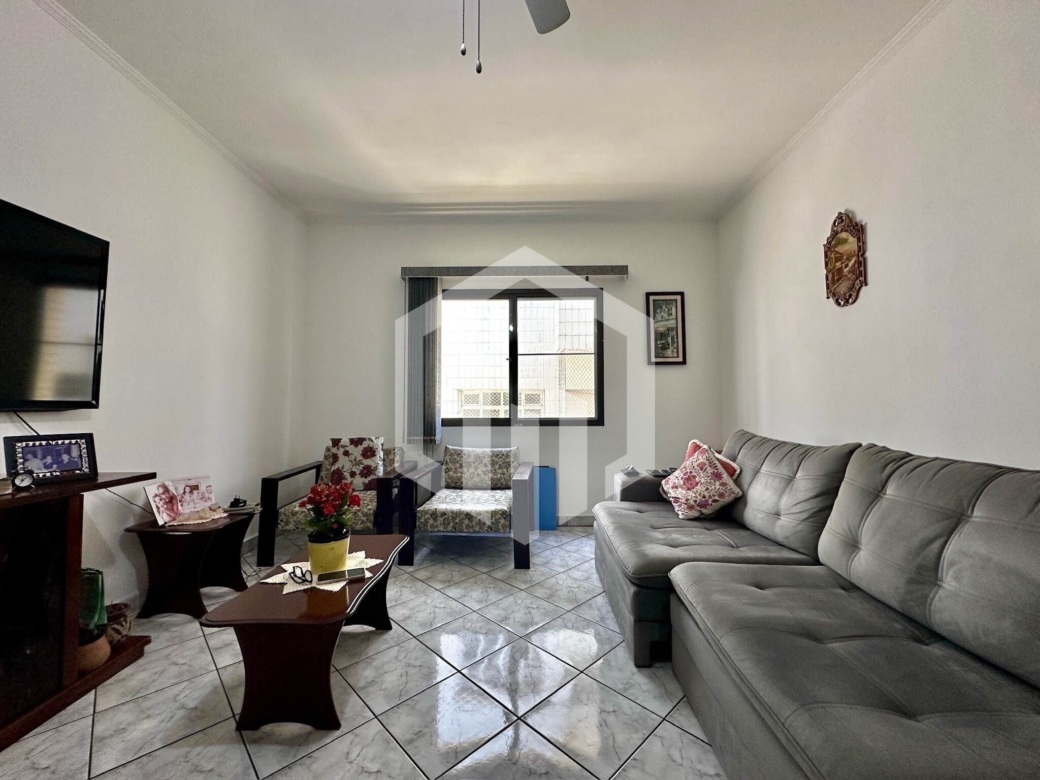 Apartamento semi-mobiliado na Caiçara com 84,5 m² e vaga demarcada em Praia Grande