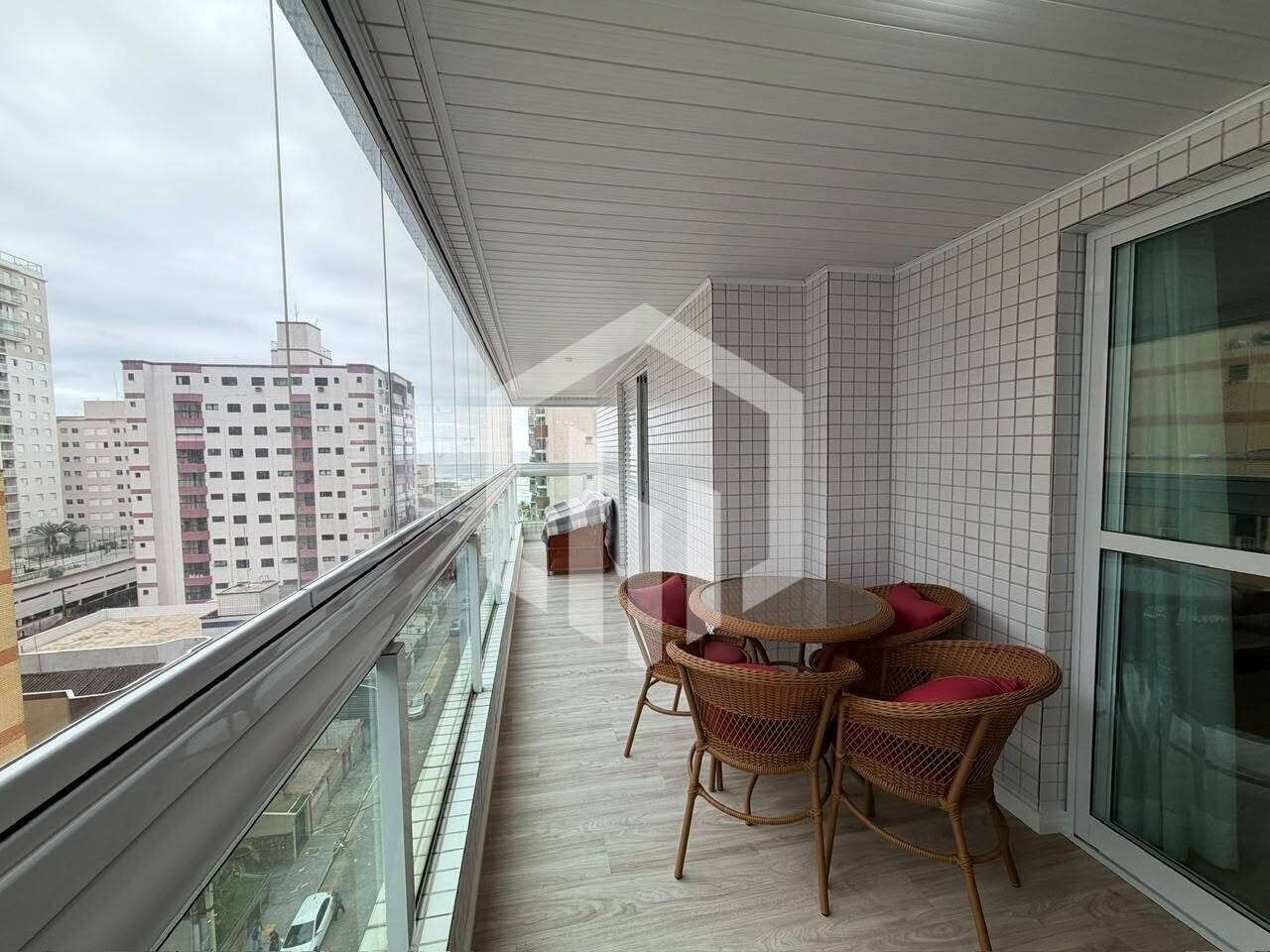 Apartamento mobiliado com varanda gourmet, piscina e 3 quartos em Ocian, Praia Grande
