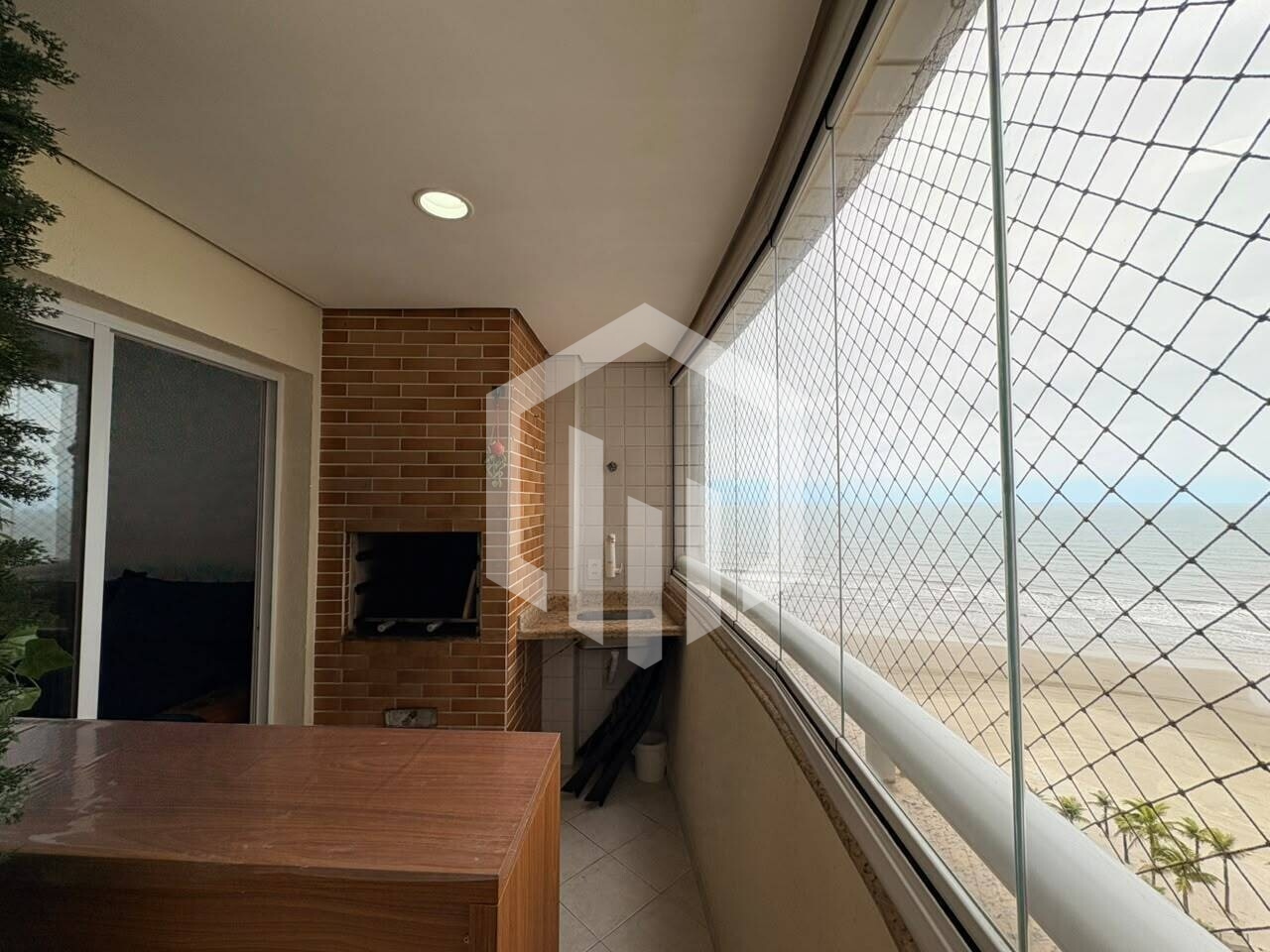 Apartamento de 2 quartos com suíte, varanda gourmet, piscina e vista mar em Praia Grande-SP
