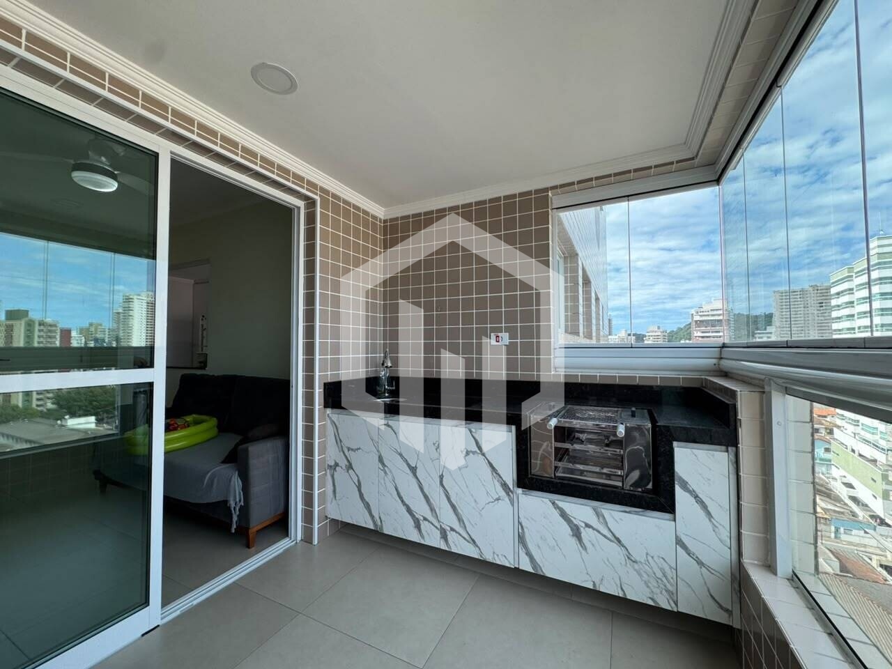 Apartamento de 2 quartos com suíte, varanda gourmet e lazer completo no Canto do Forte, Praia Grande