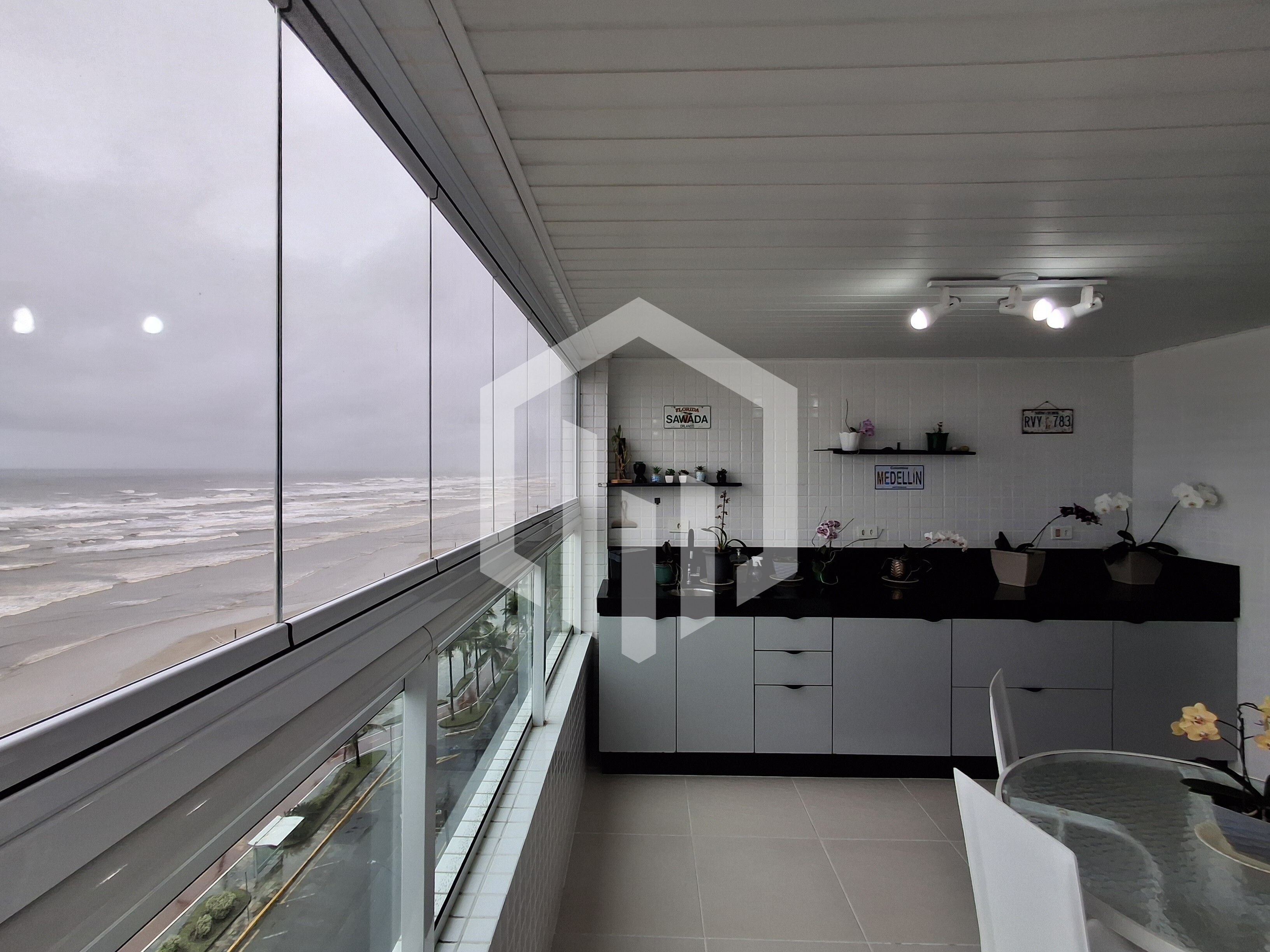Apartamento 3 suítes frente total mar porteira fechada no Caiçara